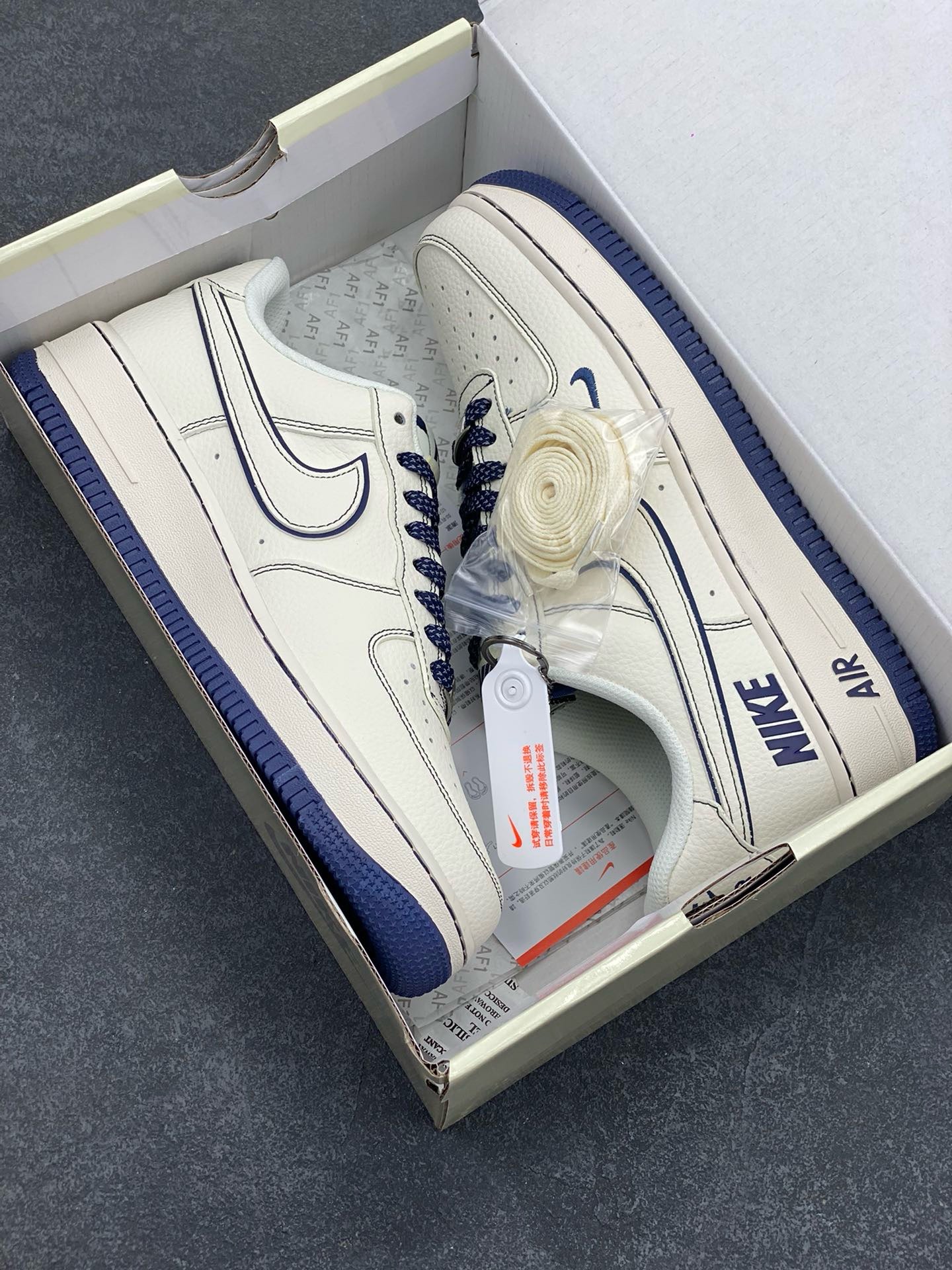 图片[9]-福利特价 NIke Air Force 1 \’07 Low “NIKE联名——深蓝线条”空军一号 低帮 运动鞋 休闲鞋 折边针车 工艺难度大 原楦头原纸板 原装鞋盒 定制五金配件 内置全掌气垫 原厂鞋底 货号：HH7518-073 尺码：36 36.5 37.5 38 38.5 39 40 40.5 41 42 42.5 43 44 44.5 45-选品中心