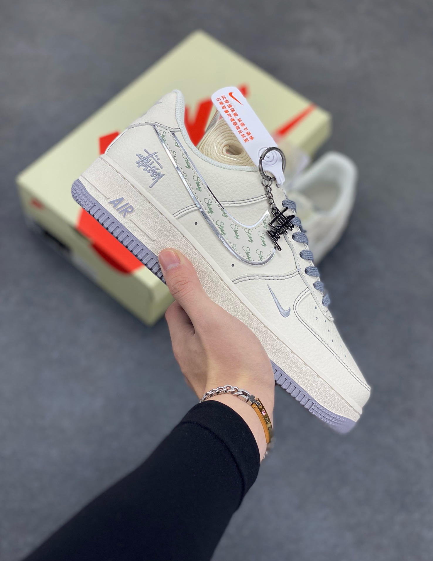 福利特价 NIke Air Force 1 \'07 Low “斯图西联名——灰英文勾”空军一号 低帮 运动鞋 休闲鞋 折边针车 工艺难度大 原楦头原纸板 原装鞋盒 定制五金配件 内置全掌气垫 原厂鞋底 货号：HH7518-041 尺码：36 36.5 37.5 38 38.5 39 40 40.5 41 42 42.5 43 44 44.5 45-选品中心