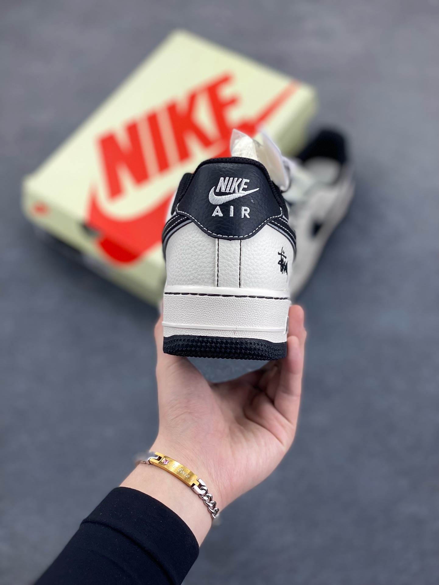 图片[4]-福利特价 NIke Air Force 1 \’07 Low “斯图西联名——黑线三勾”空军一号 低帮 运动鞋 休闲鞋 折边针车 工艺难度大 原楦头原纸板 原装鞋盒 定制五金配件 内置全掌气垫 原厂鞋底 货号：HH7518-059 尺码：36 36.5 37.5 38 38.5 39 40 40.5 41 42 42.5 43 44 44.5 45-选品中心