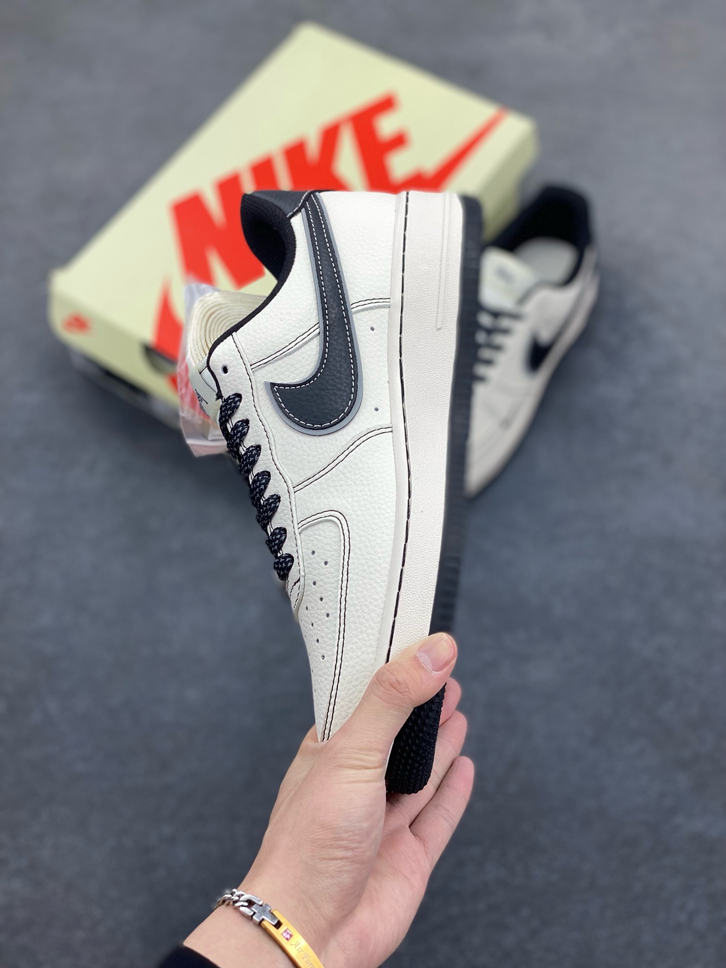 图片[3]-福利特价 NIke Air Force 1 \’07 Low “斯图西联名——黑线三勾”空军一号 低帮 运动鞋 休闲鞋 折边针车 工艺难度大 原楦头原纸板 原装鞋盒 定制五金配件 内置全掌气垫 原厂鞋底 货号：HH7518-059 尺码：36 36.5 37.5 38 38.5 39 40 40.5 41 42 42.5 43 44 44.5 45-选品中心