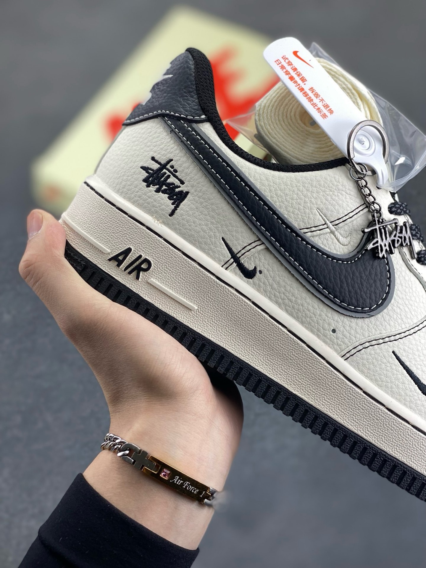 图片[6]-福利特价 NIke Air Force 1 \’07 Low “斯图西联名——黑线三勾”空军一号 低帮 运动鞋 休闲鞋 折边针车 工艺难度大 原楦头原纸板 原装鞋盒 定制五金配件 内置全掌气垫 原厂鞋底 货号：HH7518-059 尺码：36 36.5 37.5 38 38.5 39 40 40.5 41 42 42.5 43 44 44.5 45-选品中心