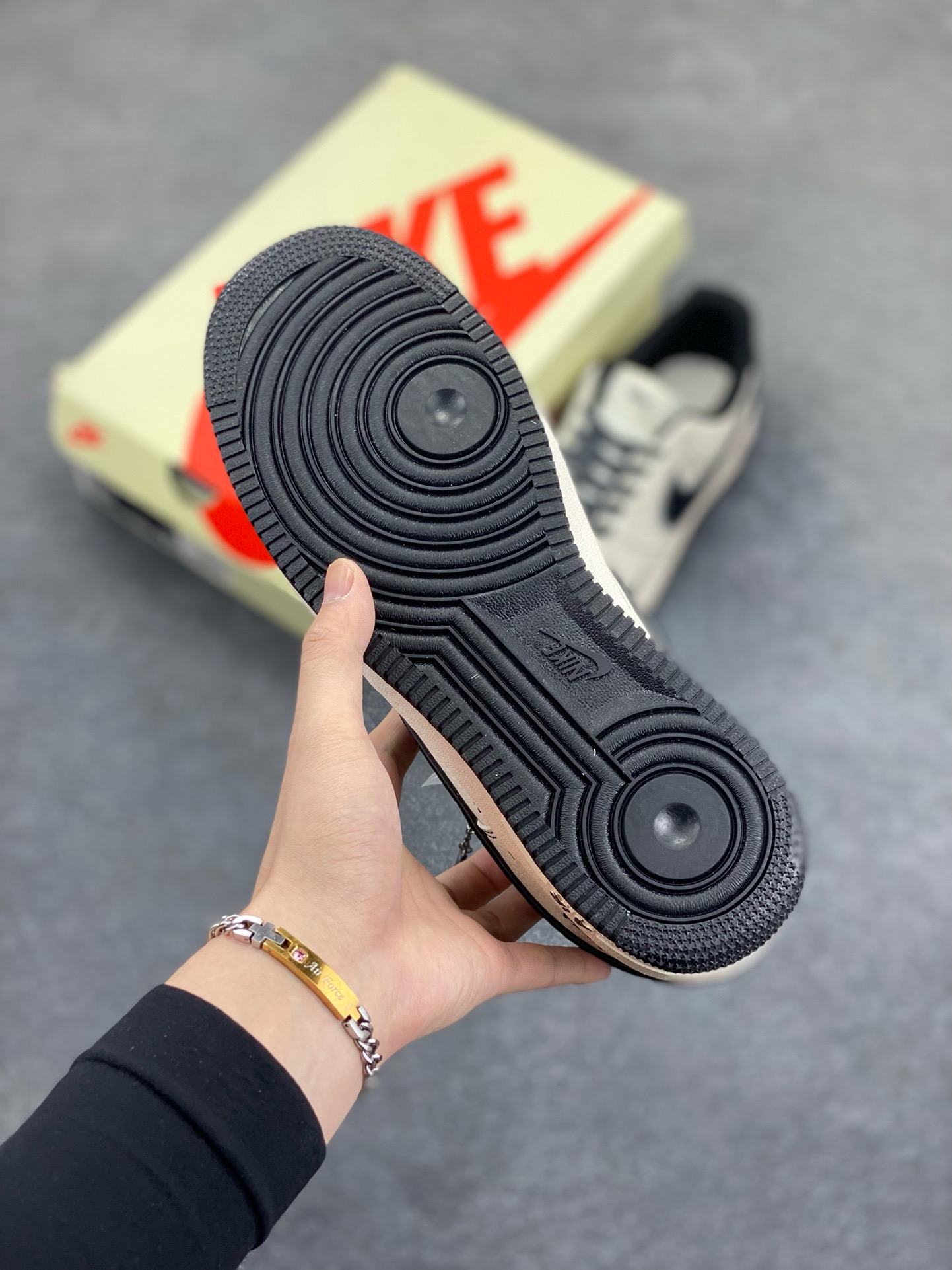 图片[5]-福利特价 NIke Air Force 1 \’07 Low “斯图西联名——黑线三勾”空军一号 低帮 运动鞋 休闲鞋 折边针车 工艺难度大 原楦头原纸板 原装鞋盒 定制五金配件 内置全掌气垫 原厂鞋底 货号：HH7518-059 尺码：36 36.5 37.5 38 38.5 39 40 40.5 41 42 42.5 43 44 44.5 45-选品中心