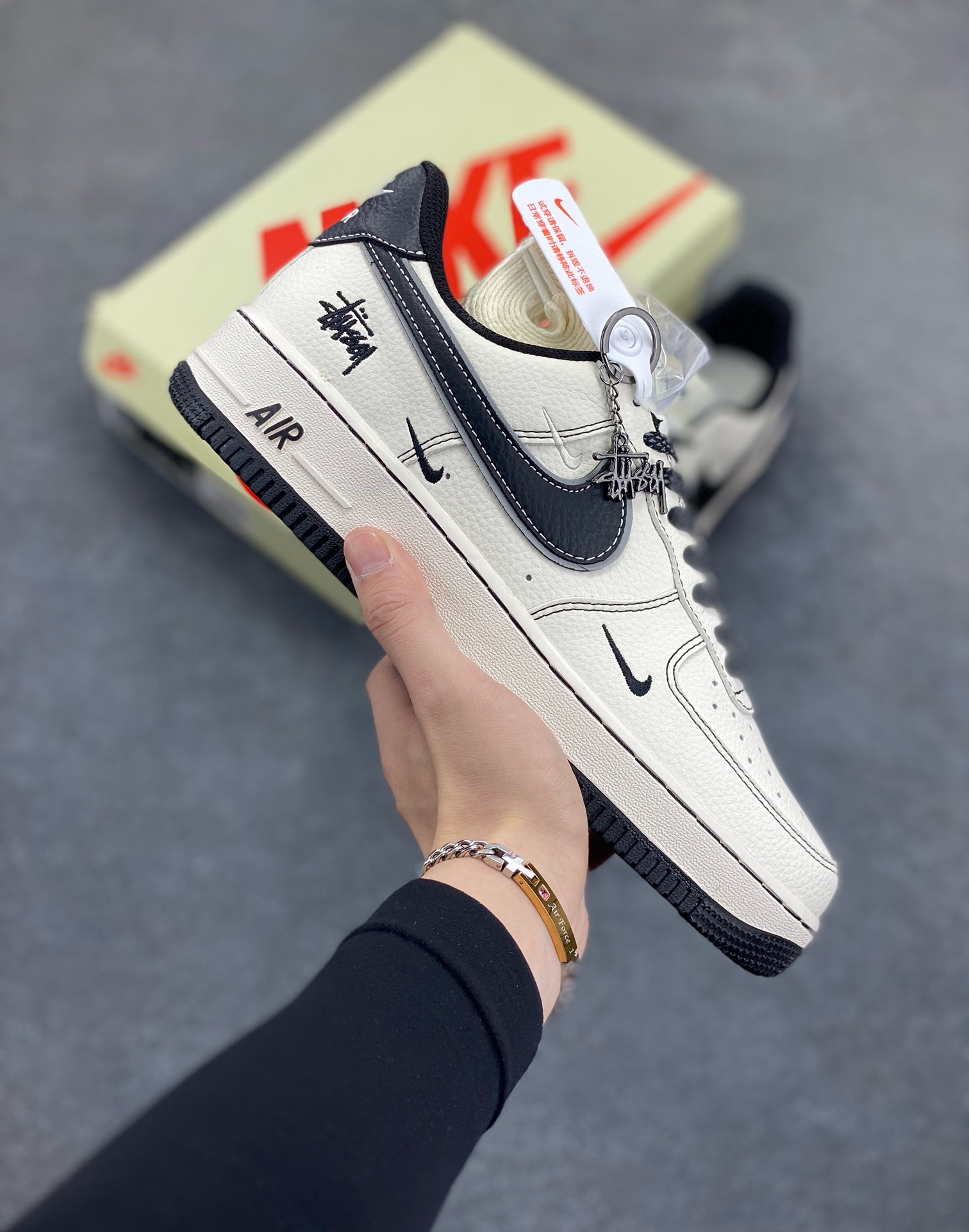 福利特价 NIke Air Force 1 \’07 Low “斯图西联名——黑线三勾”空军一号 低帮 运动鞋 休闲鞋 折边针车 工艺难度大 原楦头原纸板 原装鞋盒 定制五金配件 内置全掌气垫 原厂鞋底 货号：HH7518-059 尺码：36 36.5 37.5 38 38.5 39 40 40.5 41 42 42.5 43 44 44.5 45-选品中心