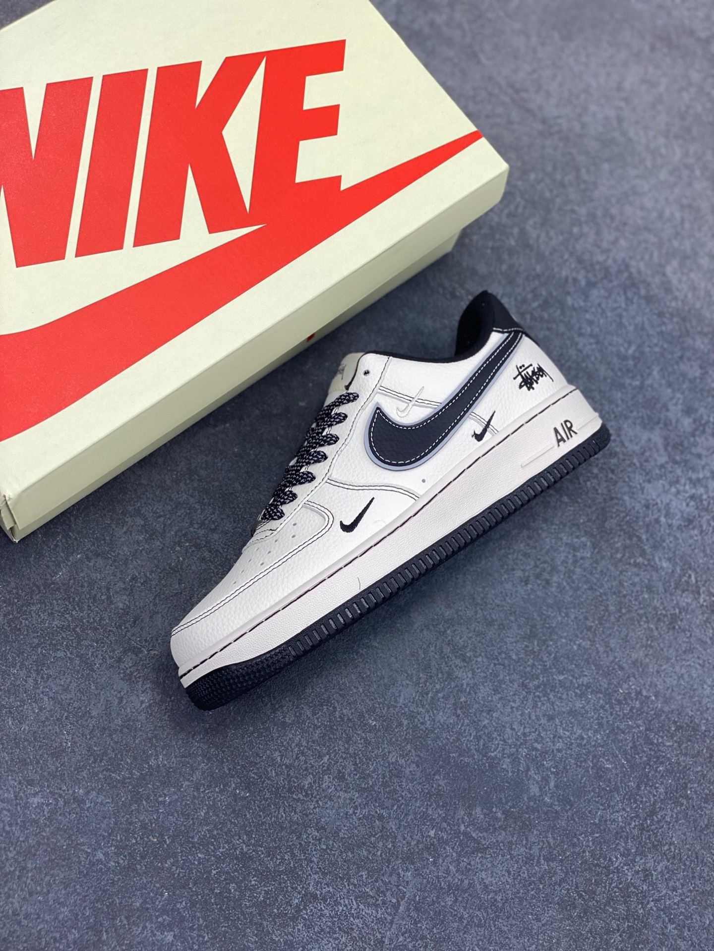 图片[7]-福利特价 NIke Air Force 1 \’07 Low “斯图西联名——黑线三勾”空军一号 低帮 运动鞋 休闲鞋 折边针车 工艺难度大 原楦头原纸板 原装鞋盒 定制五金配件 内置全掌气垫 原厂鞋底 货号：HH7518-059 尺码：36 36.5 37.5 38 38.5 39 40 40.5 41 42 42.5 43 44 44.5 45-选品中心