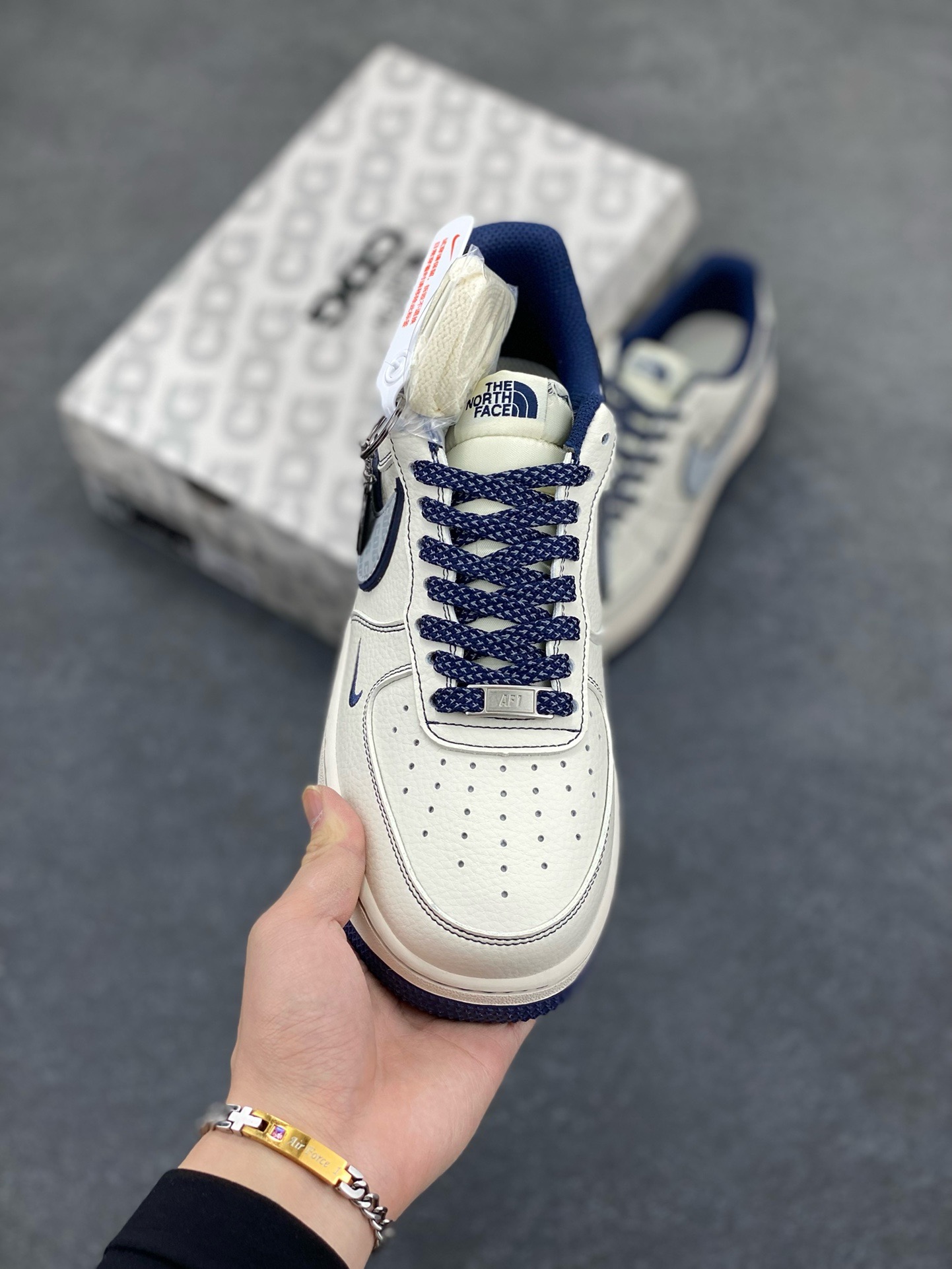 图片[2]-福利特价 NIke Air Force 1 \’07 Low “北面联名——CDG深蓝线”空军一号 低帮 运动鞋 休闲鞋 折边针车 工艺难度大 原楦头原纸板 原装鞋盒 定制五金配件 内置全掌气垫 原厂鞋底 货号：HH7518-051 尺码：36 36.5 37.5 38 38.5 39 40 40.5 41 42 42.5 43 44 44.5 45-选品中心