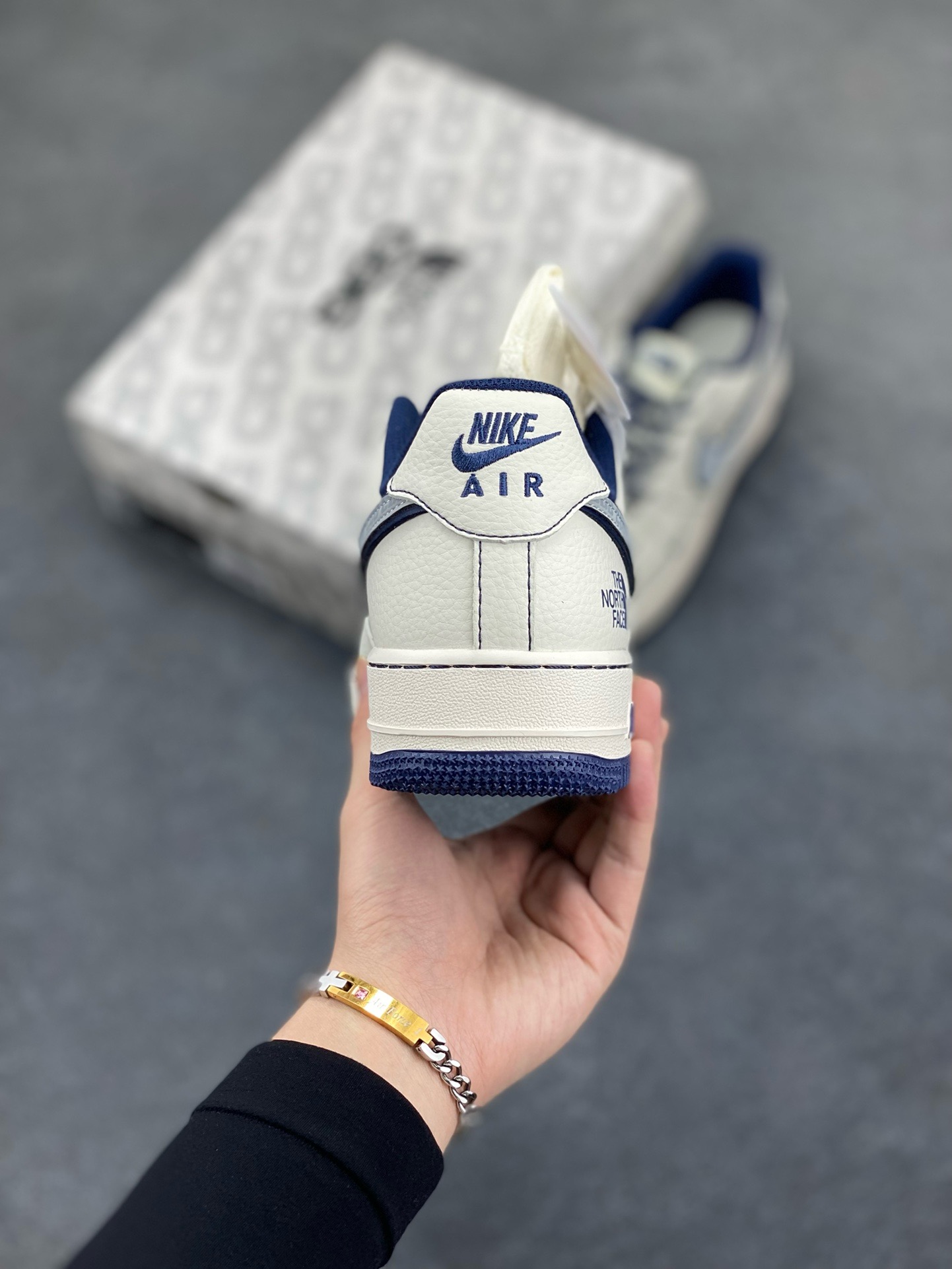图片[4]-福利特价 NIke Air Force 1 \’07 Low “北面联名——CDG深蓝线”空军一号 低帮 运动鞋 休闲鞋 折边针车 工艺难度大 原楦头原纸板 原装鞋盒 定制五金配件 内置全掌气垫 原厂鞋底 货号：HH7518-051 尺码：36 36.5 37.5 38 38.5 39 40 40.5 41 42 42.5 43 44 44.5 45-选品中心