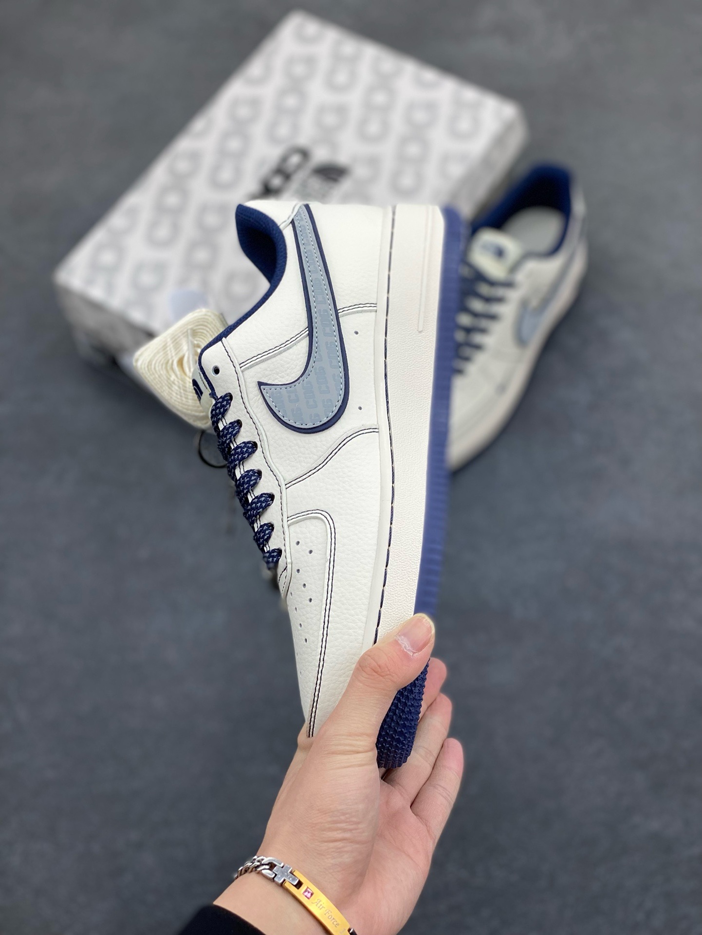 图片[3]-福利特价 NIke Air Force 1 \’07 Low “北面联名——CDG深蓝线”空军一号 低帮 运动鞋 休闲鞋 折边针车 工艺难度大 原楦头原纸板 原装鞋盒 定制五金配件 内置全掌气垫 原厂鞋底 货号：HH7518-051 尺码：36 36.5 37.5 38 38.5 39 40 40.5 41 42 42.5 43 44 44.5 45-选品中心