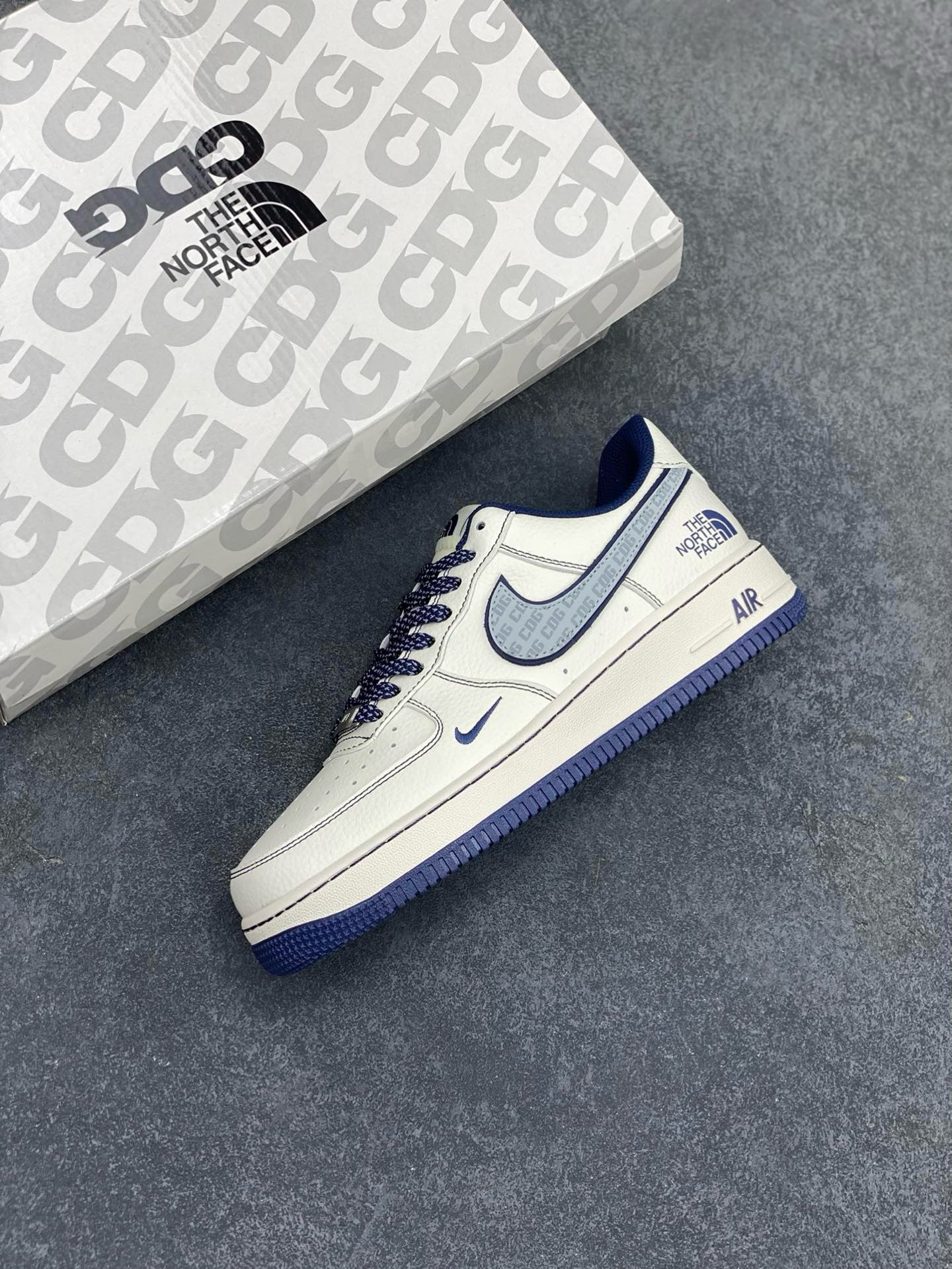 图片[7]-福利特价 NIke Air Force 1 \’07 Low “北面联名——CDG深蓝线”空军一号 低帮 运动鞋 休闲鞋 折边针车 工艺难度大 原楦头原纸板 原装鞋盒 定制五金配件 内置全掌气垫 原厂鞋底 货号：HH7518-051 尺码：36 36.5 37.5 38 38.5 39 40 40.5 41 42 42.5 43 44 44.5 45-选品中心
