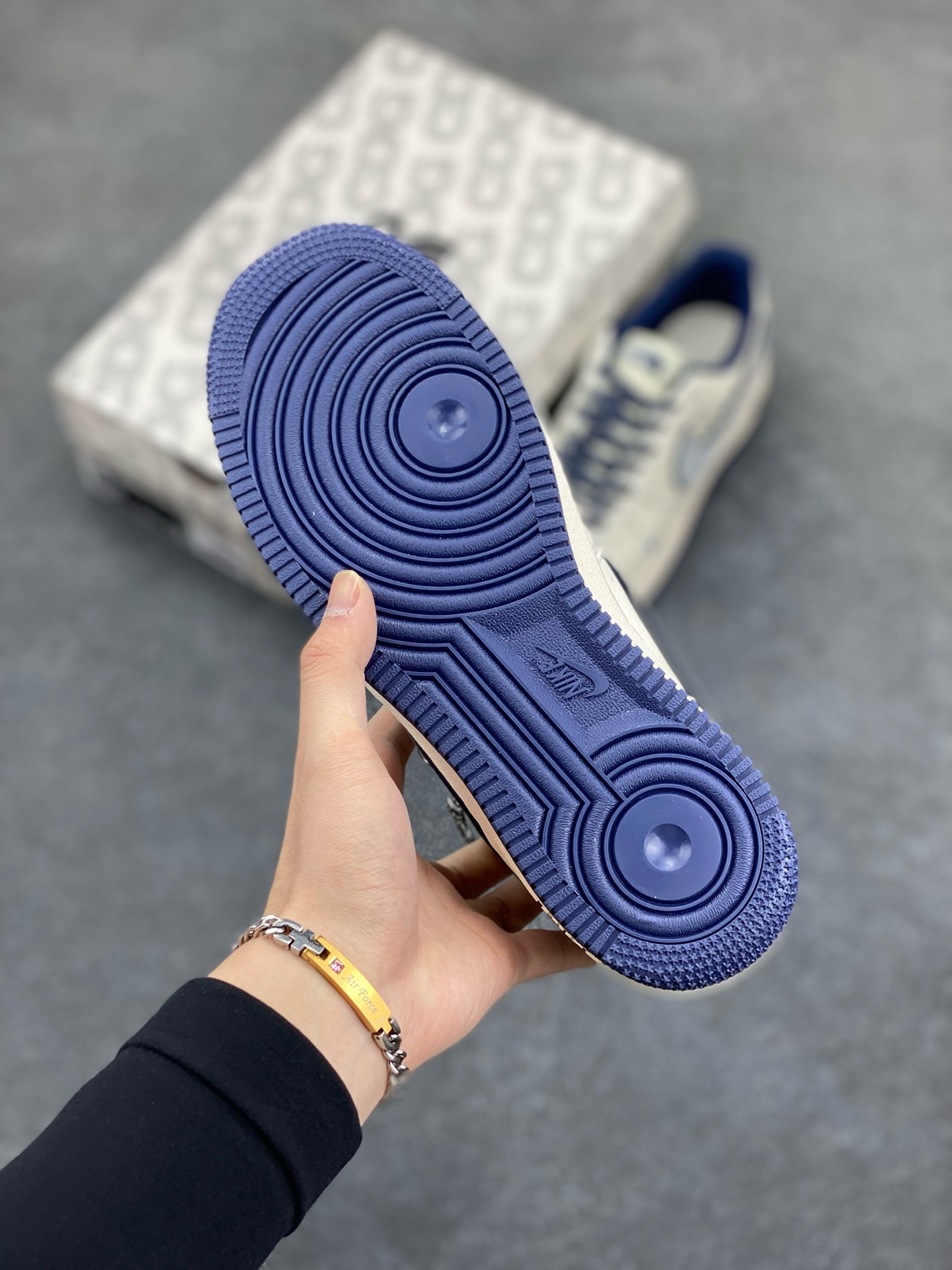 图片[5]-福利特价 NIke Air Force 1 \’07 Low “北面联名——CDG深蓝线”空军一号 低帮 运动鞋 休闲鞋 折边针车 工艺难度大 原楦头原纸板 原装鞋盒 定制五金配件 内置全掌气垫 原厂鞋底 货号：HH7518-051 尺码：36 36.5 37.5 38 38.5 39 40 40.5 41 42 42.5 43 44 44.5 45-选品中心