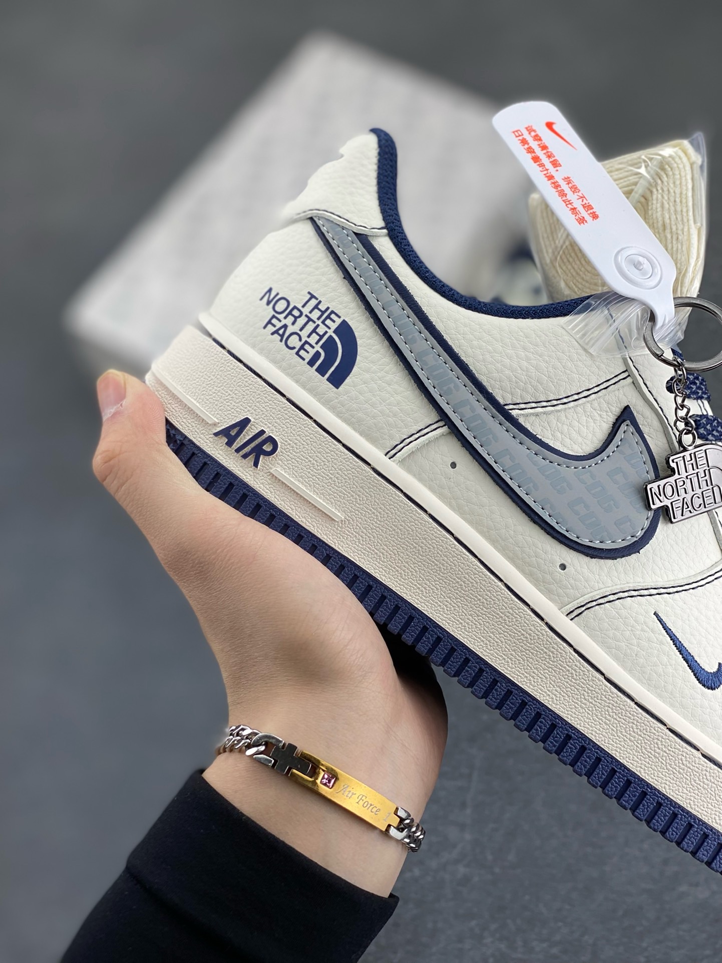 图片[6]-福利特价 NIke Air Force 1 \’07 Low “北面联名——CDG深蓝线”空军一号 低帮 运动鞋 休闲鞋 折边针车 工艺难度大 原楦头原纸板 原装鞋盒 定制五金配件 内置全掌气垫 原厂鞋底 货号：HH7518-051 尺码：36 36.5 37.5 38 38.5 39 40 40.5 41 42 42.5 43 44 44.5 45-选品中心
