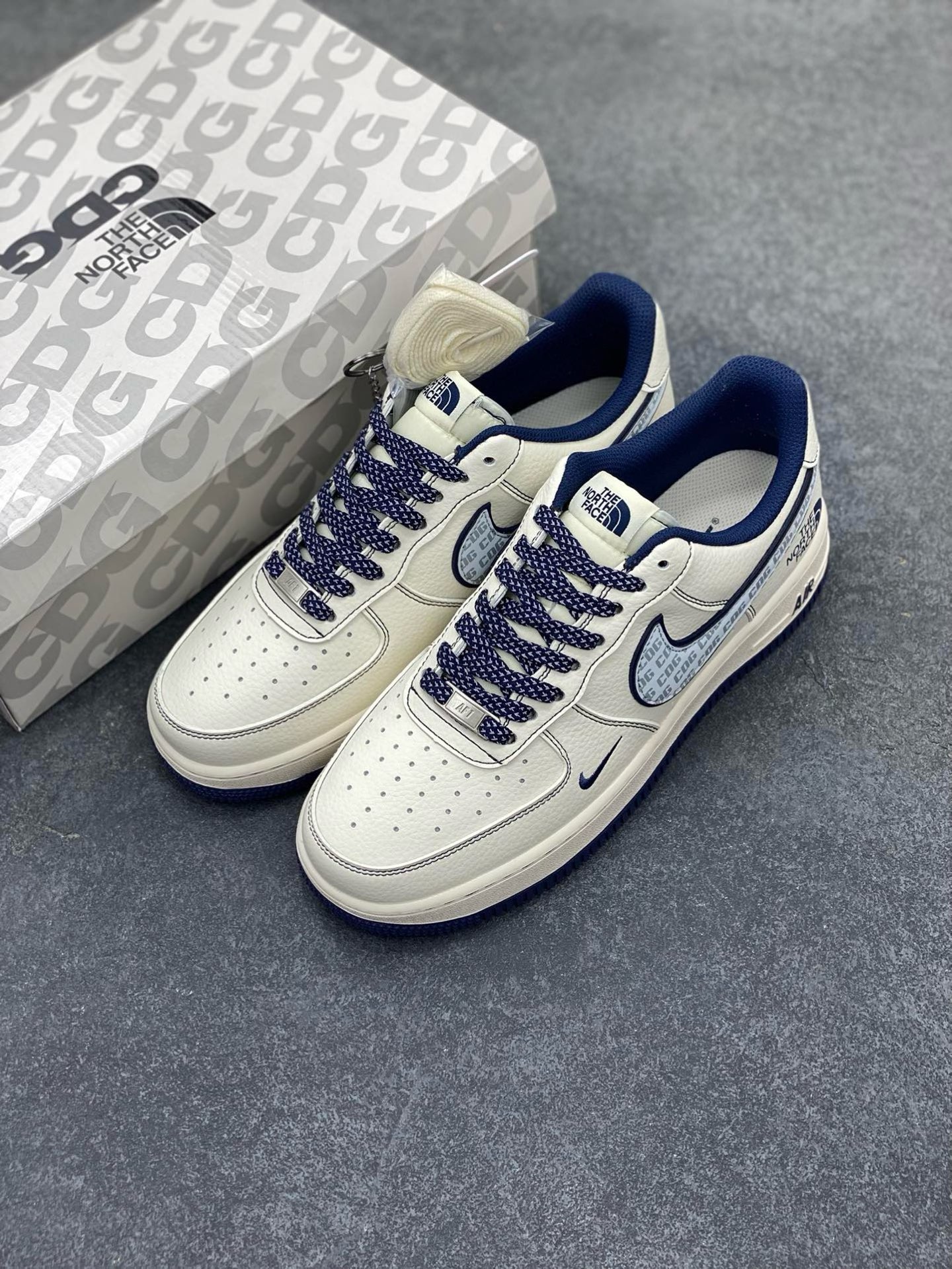 图片[8]-福利特价 NIke Air Force 1 \’07 Low “北面联名——CDG深蓝线”空军一号 低帮 运动鞋 休闲鞋 折边针车 工艺难度大 原楦头原纸板 原装鞋盒 定制五金配件 内置全掌气垫 原厂鞋底 货号：HH7518-051 尺码：36 36.5 37.5 38 38.5 39 40 40.5 41 42 42.5 43 44 44.5 45-选品中心