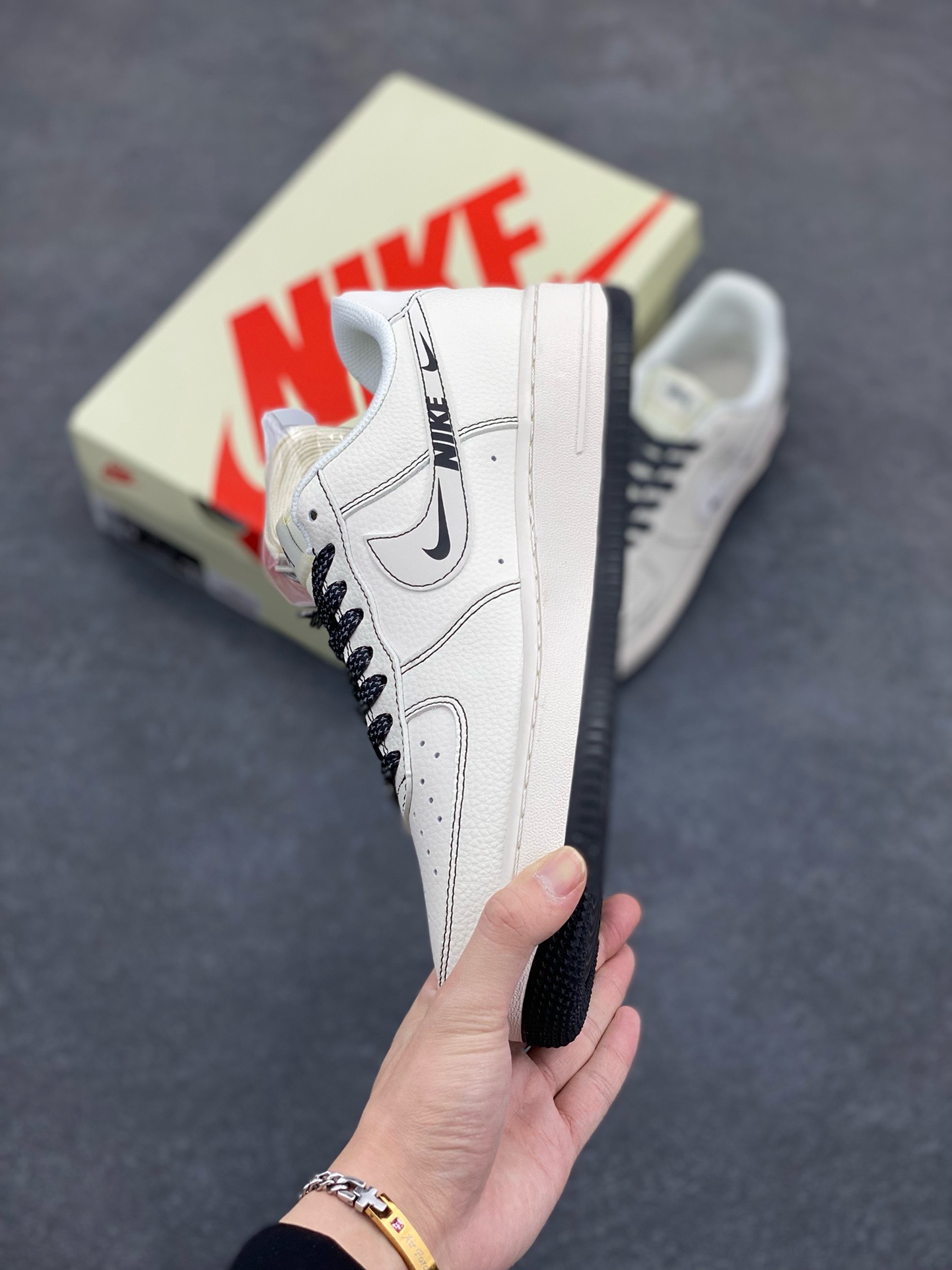 图片[3]-福利特价 NIke Air Force 1 \’07 Low “斯图西联名——黑线NIKE勾”空军一号 低帮 运动鞋 休闲鞋 折边针车 工艺难度大 原楦头原纸板 原装鞋盒 定制五金配件 内置全掌气垫 原厂鞋底 货号：HH7518-062 尺码：36 36.5 37.5 38 38.5 39 40 40.5 41 42 42.5 43 44 44.5 45-选品中心