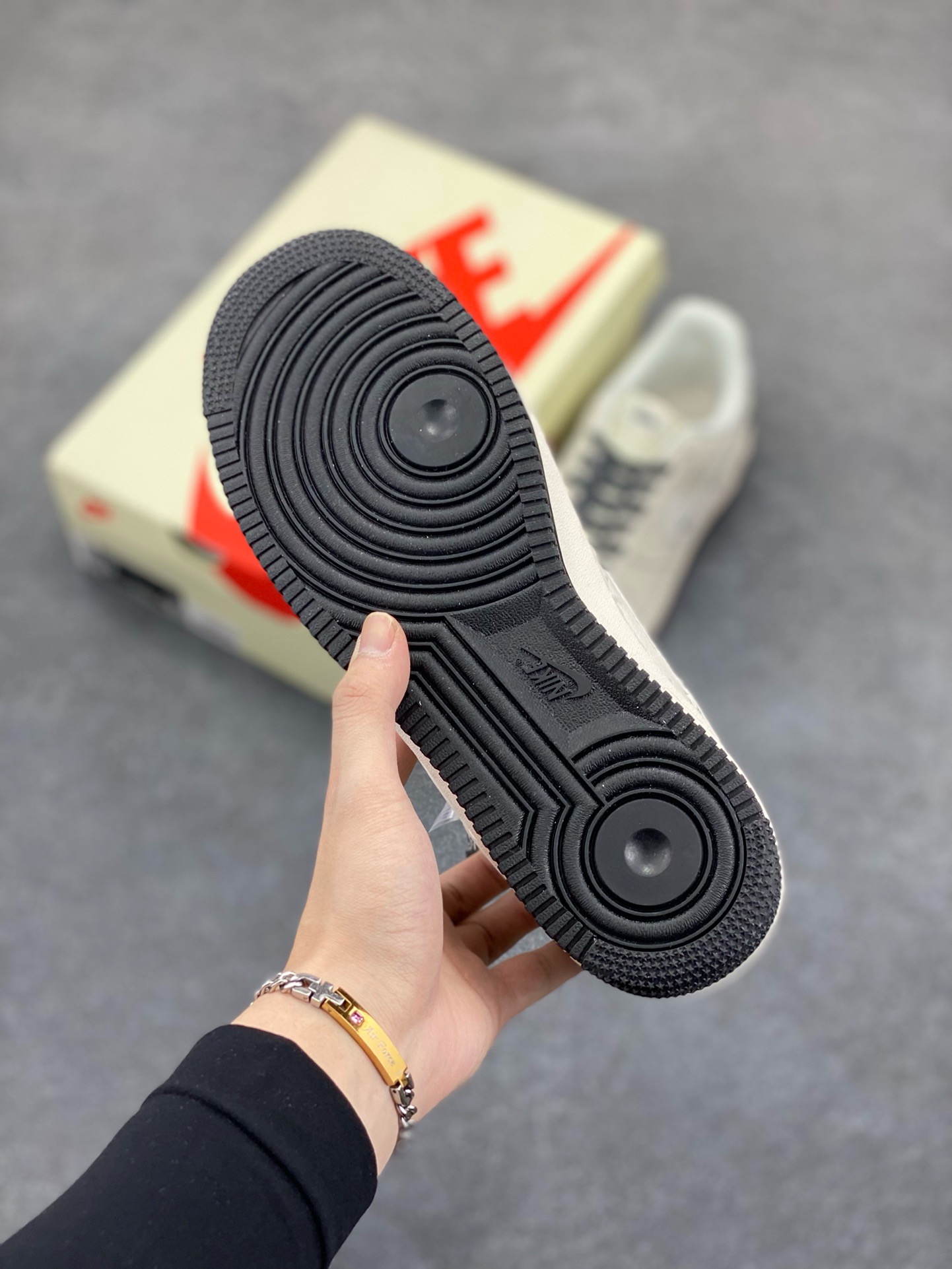 图片[5]-福利特价 NIke Air Force 1 \’07 Low “斯图西联名——黑线NIKE勾”空军一号 低帮 运动鞋 休闲鞋 折边针车 工艺难度大 原楦头原纸板 原装鞋盒 定制五金配件 内置全掌气垫 原厂鞋底 货号：HH7518-062 尺码：36 36.5 37.5 38 38.5 39 40 40.5 41 42 42.5 43 44 44.5 45-选品中心