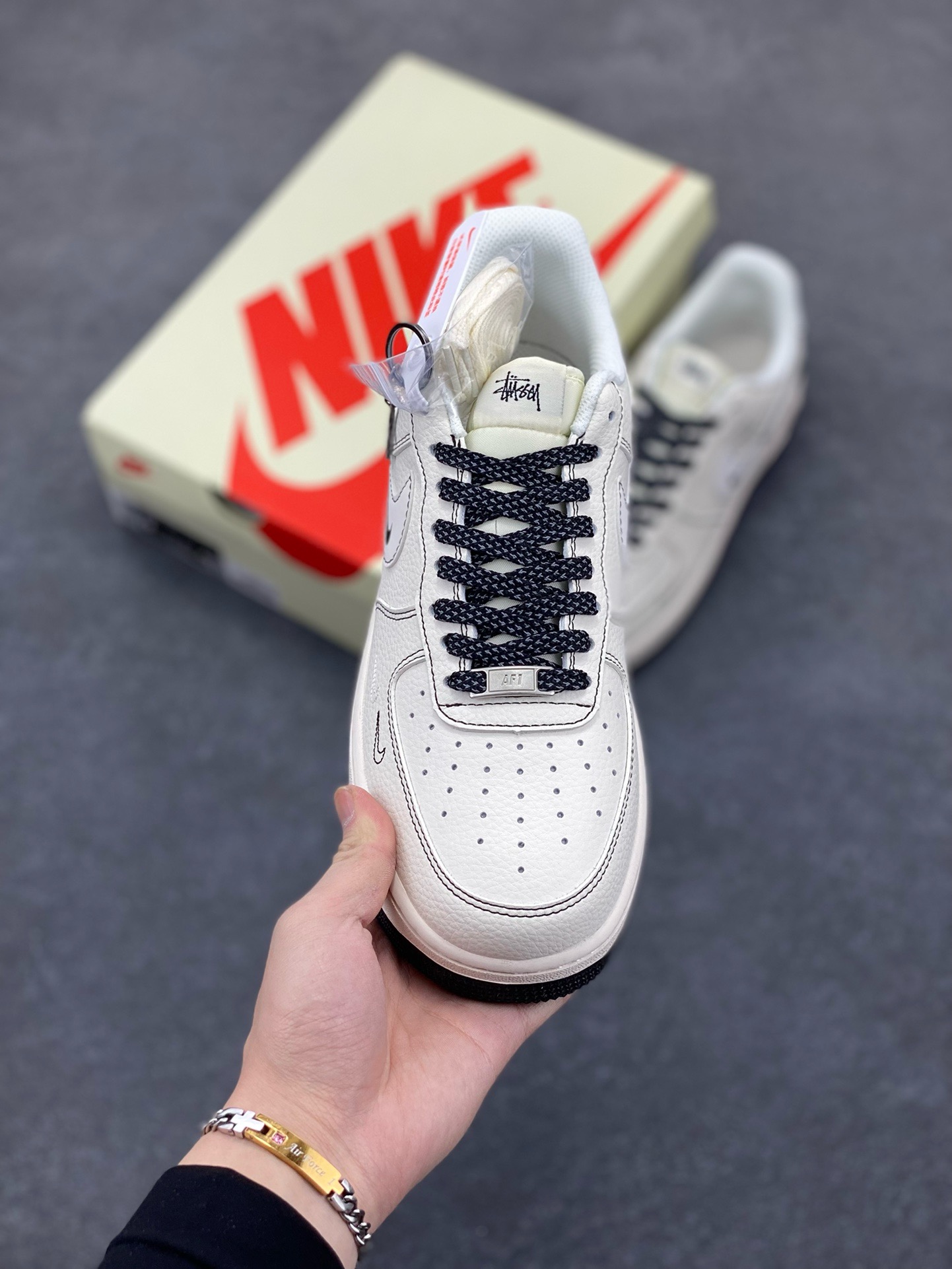 图片[2]-福利特价 NIke Air Force 1 \’07 Low “斯图西联名——黑线NIKE勾”空军一号 低帮 运动鞋 休闲鞋 折边针车 工艺难度大 原楦头原纸板 原装鞋盒 定制五金配件 内置全掌气垫 原厂鞋底 货号：HH7518-062 尺码：36 36.5 37.5 38 38.5 39 40 40.5 41 42 42.5 43 44 44.5 45-选品中心
