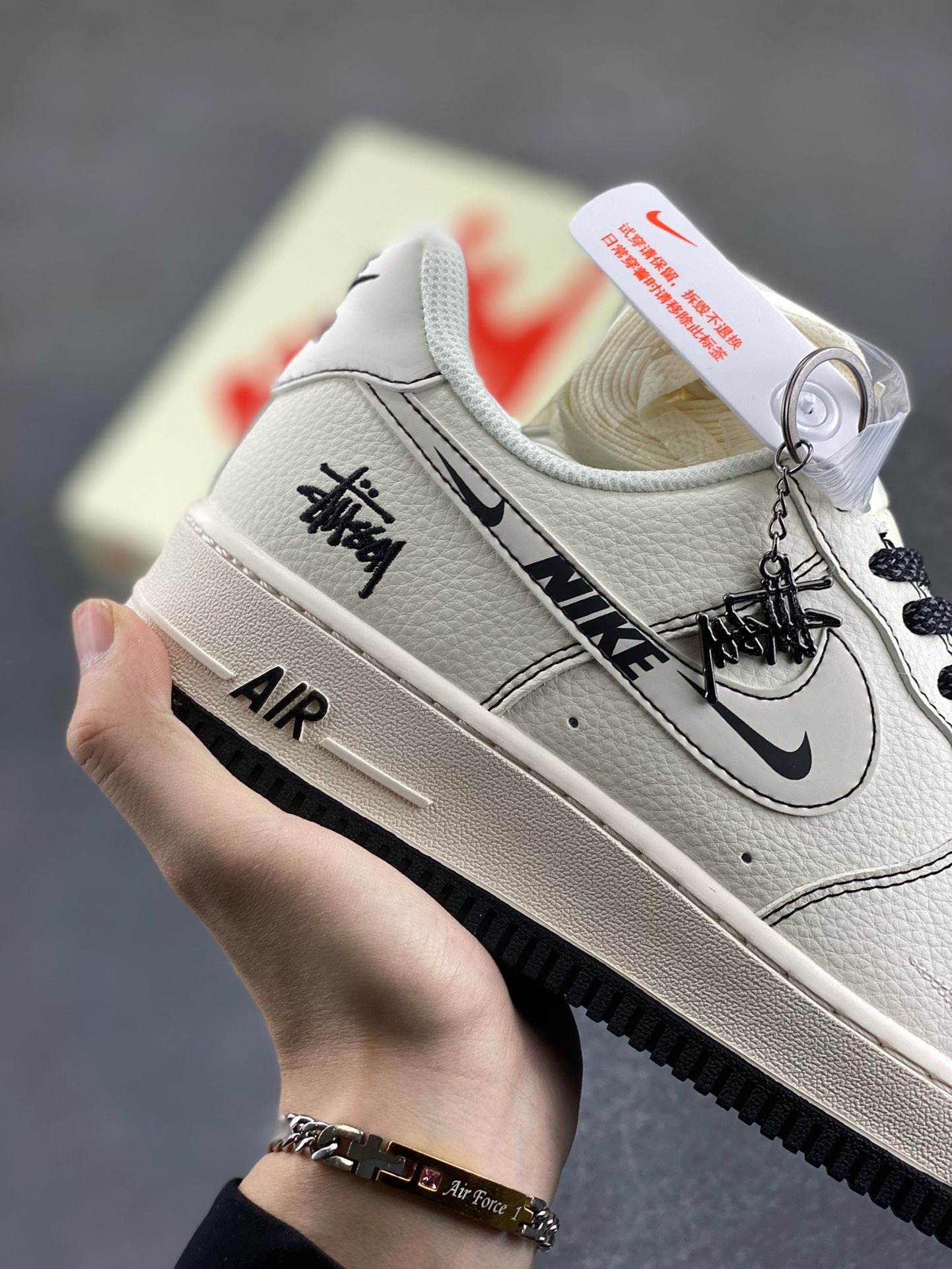 图片[6]-福利特价 NIke Air Force 1 \’07 Low “斯图西联名——黑线NIKE勾”空军一号 低帮 运动鞋 休闲鞋 折边针车 工艺难度大 原楦头原纸板 原装鞋盒 定制五金配件 内置全掌气垫 原厂鞋底 货号：HH7518-062 尺码：36 36.5 37.5 38 38.5 39 40 40.5 41 42 42.5 43 44 44.5 45-选品中心
