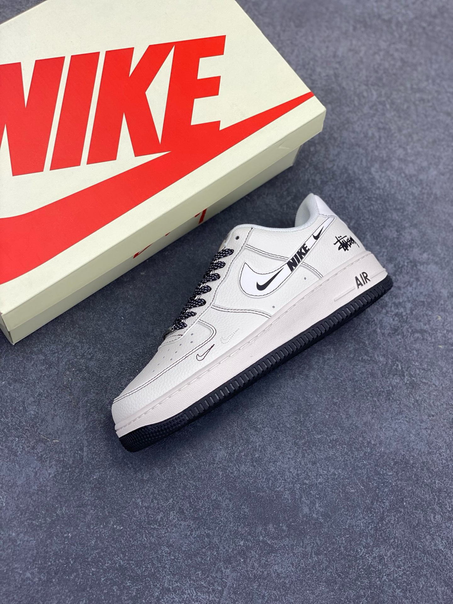 图片[7]-福利特价 NIke Air Force 1 \’07 Low “斯图西联名——黑线NIKE勾”空军一号 低帮 运动鞋 休闲鞋 折边针车 工艺难度大 原楦头原纸板 原装鞋盒 定制五金配件 内置全掌气垫 原厂鞋底 货号：HH7518-062 尺码：36 36.5 37.5 38 38.5 39 40 40.5 41 42 42.5 43 44 44.5 45-选品中心