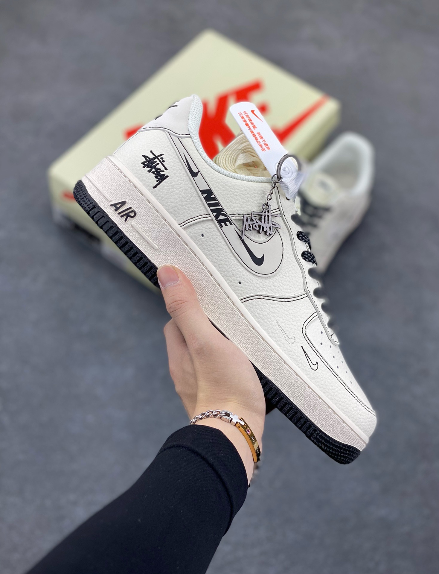 福利特价 NIke Air Force 1 \’07 Low “斯图西联名——黑线NIKE勾”空军一号 低帮 运动鞋 休闲鞋 折边针车 工艺难度大 原楦头原纸板 原装鞋盒 定制五金配件 内置全掌气垫 原厂鞋底 货号：HH7518-062 尺码：36 36.5 37.5 38 38.5 39 40 40.5 41 42 42.5 43 44 44.5 45-选品中心