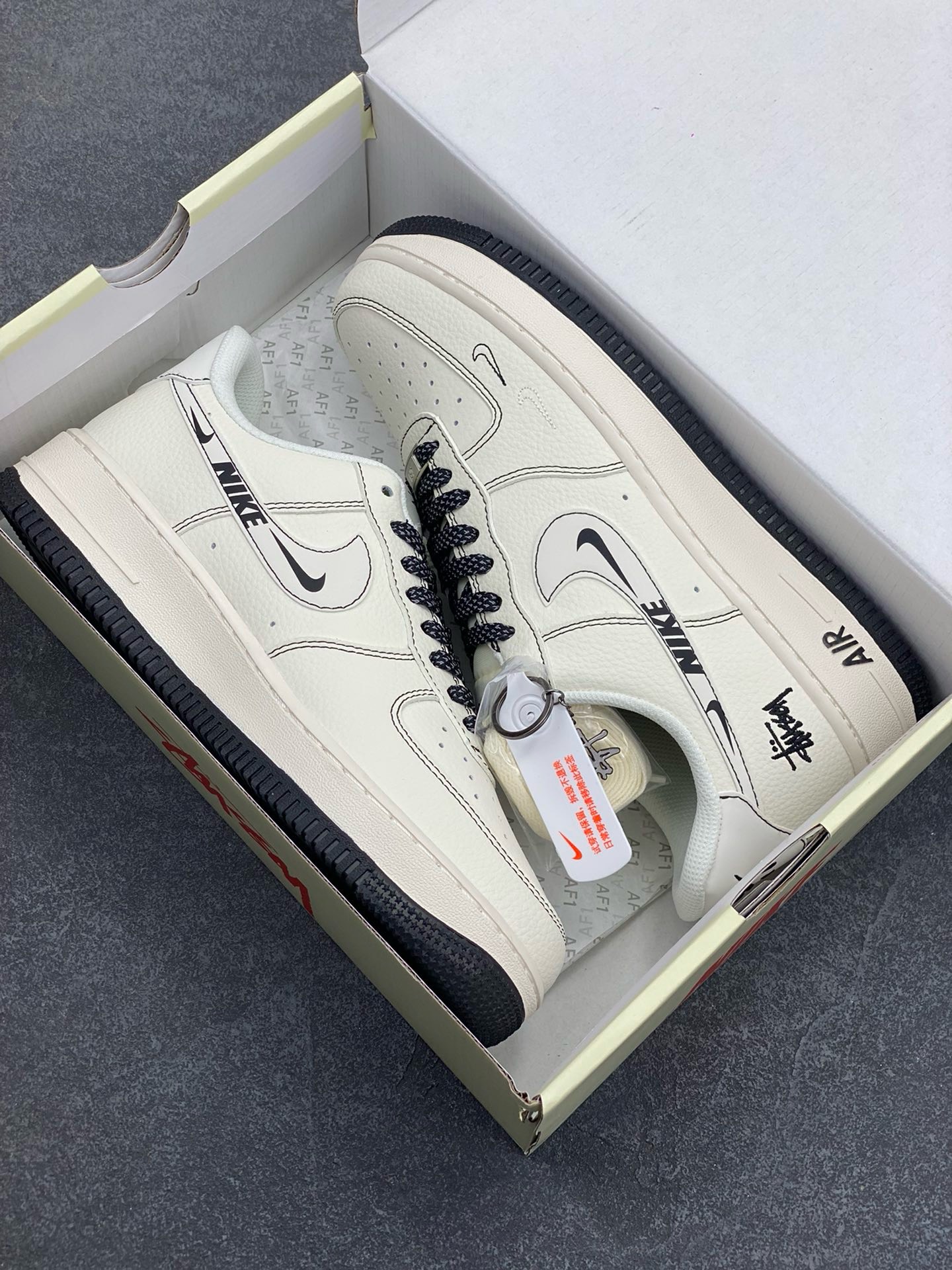 图片[9]-福利特价 NIke Air Force 1 \’07 Low “斯图西联名——黑线NIKE勾”空军一号 低帮 运动鞋 休闲鞋 折边针车 工艺难度大 原楦头原纸板 原装鞋盒 定制五金配件 内置全掌气垫 原厂鞋底 货号：HH7518-062 尺码：36 36.5 37.5 38 38.5 39 40 40.5 41 42 42.5 43 44 44.5 45-选品中心