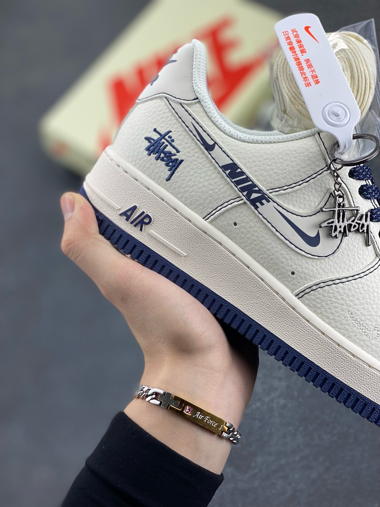 图片[6]-福利特价 NIke Air Force 1 \’07 Low “斯图西联名——蓝线NIKE勾”空军一号 低帮 运动鞋 休闲鞋 折边针车 工艺难度大 原楦头原纸板 原装鞋盒 定制五金配件 内置全掌气垫 原厂鞋底 货号：HH7518-063 尺码：36 36.5 37.5 38 38.5 39 40 40.5 41 42 42.5 43 44 44.5 45-选品中心