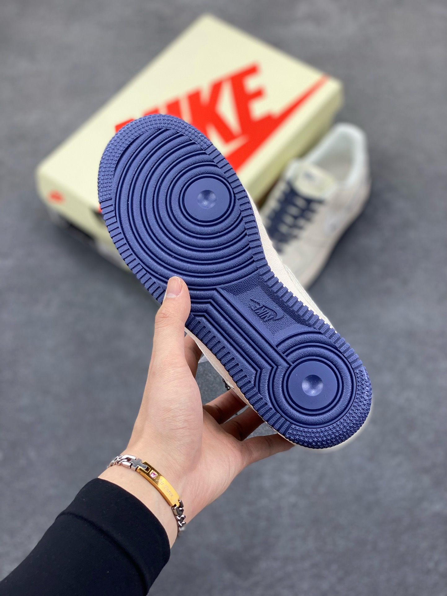 图片[5]-福利特价 NIke Air Force 1 \’07 Low “斯图西联名——蓝线NIKE勾”空军一号 低帮 运动鞋 休闲鞋 折边针车 工艺难度大 原楦头原纸板 原装鞋盒 定制五金配件 内置全掌气垫 原厂鞋底 货号：HH7518-063 尺码：36 36.5 37.5 38 38.5 39 40 40.5 41 42 42.5 43 44 44.5 45-选品中心