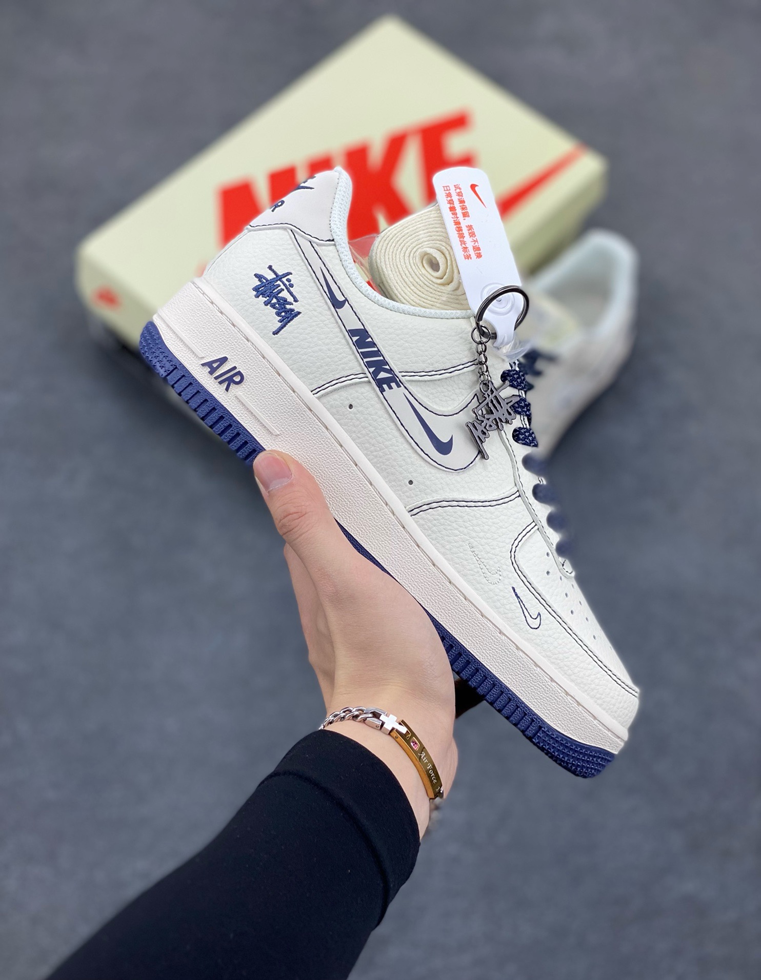 福利特价 NIke Air Force 1 \’07 Low “斯图西联名——蓝线NIKE勾”空军一号 低帮 运动鞋 休闲鞋 折边针车 工艺难度大 原楦头原纸板 原装鞋盒 定制五金配件 内置全掌气垫 原厂鞋底 货号：HH7518-063 尺码：36 36.5 37.5 38 38.5 39 40 40.5 41 42 42.5 43 44 44.5 45-选品中心