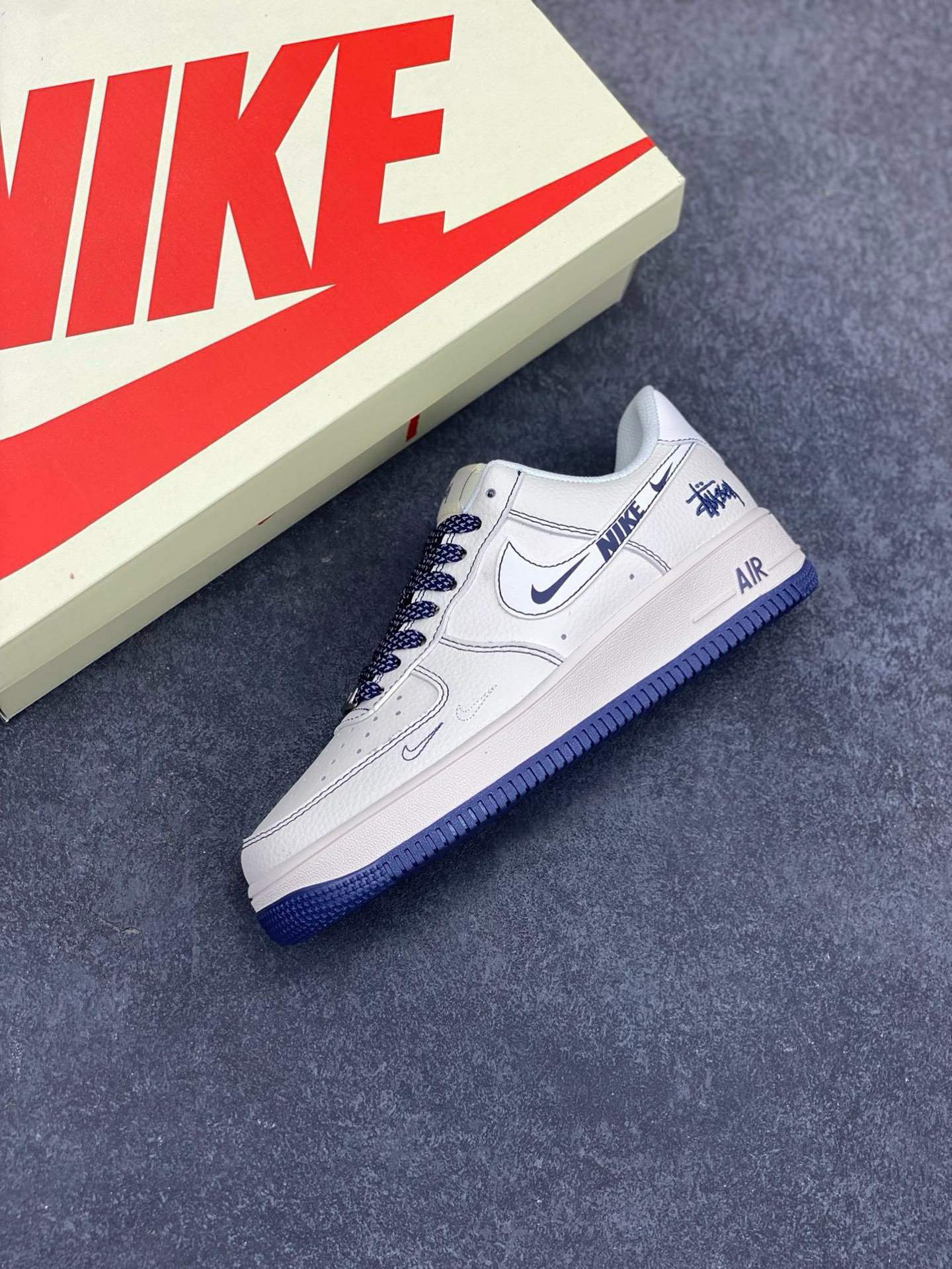 图片[7]-福利特价 NIke Air Force 1 \’07 Low “斯图西联名——蓝线NIKE勾”空军一号 低帮 运动鞋 休闲鞋 折边针车 工艺难度大 原楦头原纸板 原装鞋盒 定制五金配件 内置全掌气垫 原厂鞋底 货号：HH7518-063 尺码：36 36.5 37.5 38 38.5 39 40 40.5 41 42 42.5 43 44 44.5 45-选品中心