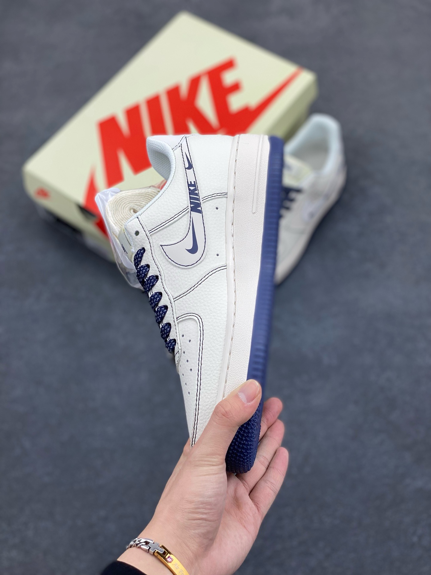 图片[3]-福利特价 NIke Air Force 1 \’07 Low “斯图西联名——蓝线NIKE勾”空军一号 低帮 运动鞋 休闲鞋 折边针车 工艺难度大 原楦头原纸板 原装鞋盒 定制五金配件 内置全掌气垫 原厂鞋底 货号：HH7518-063 尺码：36 36.5 37.5 38 38.5 39 40 40.5 41 42 42.5 43 44 44.5 45-选品中心