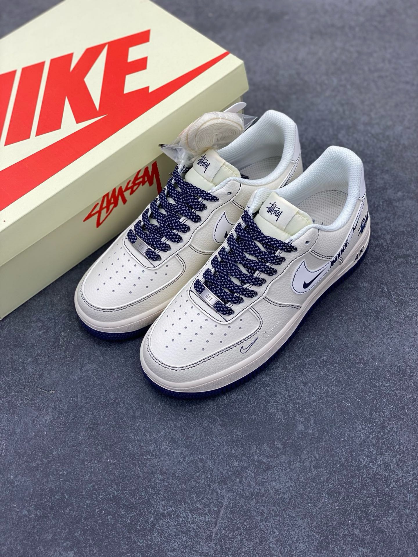 图片[8]-福利特价 NIke Air Force 1 \’07 Low “斯图西联名——蓝线NIKE勾”空军一号 低帮 运动鞋 休闲鞋 折边针车 工艺难度大 原楦头原纸板 原装鞋盒 定制五金配件 内置全掌气垫 原厂鞋底 货号：HH7518-063 尺码：36 36.5 37.5 38 38.5 39 40 40.5 41 42 42.5 43 44 44.5 45-选品中心