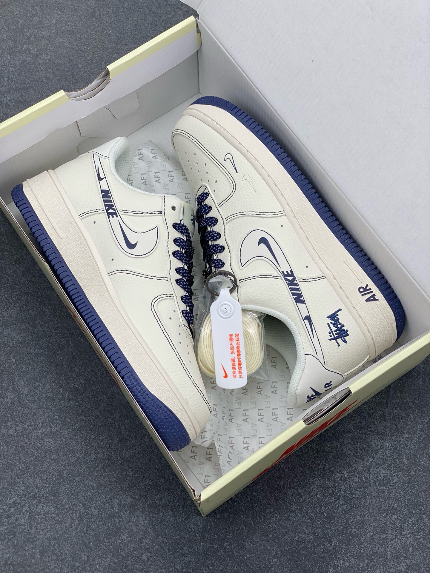 图片[9]-福利特价 NIke Air Force 1 \’07 Low “斯图西联名——蓝线NIKE勾”空军一号 低帮 运动鞋 休闲鞋 折边针车 工艺难度大 原楦头原纸板 原装鞋盒 定制五金配件 内置全掌气垫 原厂鞋底 货号：HH7518-063 尺码：36 36.5 37.5 38 38.5 39 40 40.5 41 42 42.5 43 44 44.5 45-选品中心