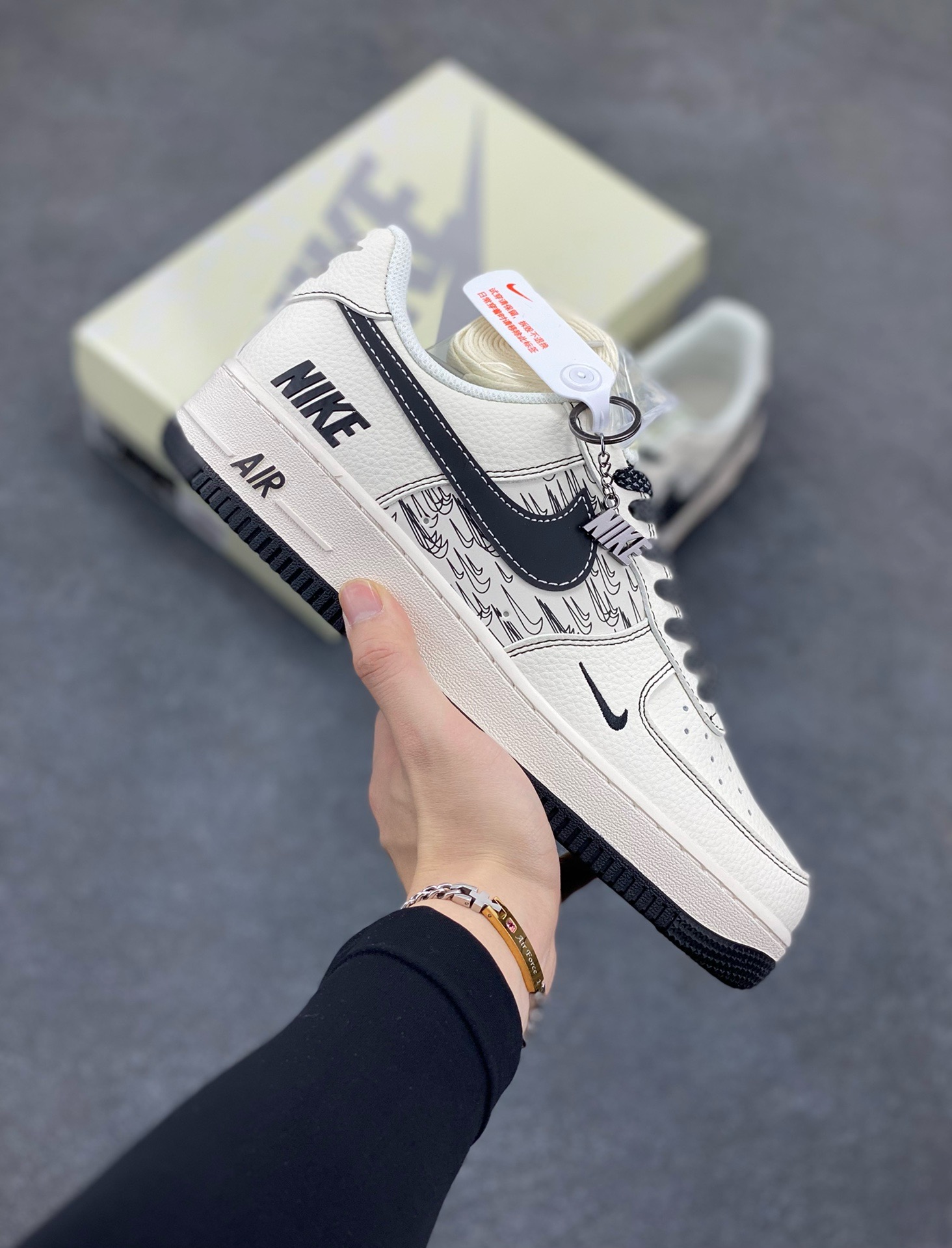 福利特价 NIke Air Force 1 \'07 Low “NIKE联名——米黑多重勾”空军一号 低帮 运动鞋 休闲鞋 折边针车 工艺难度大 原楦头原纸板 原装鞋盒 定制五金配件 内置全掌气垫 原厂鞋底 货号：HH7518-068 尺码：36 36.5 37.5 38 38.5 39 40 40.5 41 42 42.5 43 44 44.5 45-选品中心