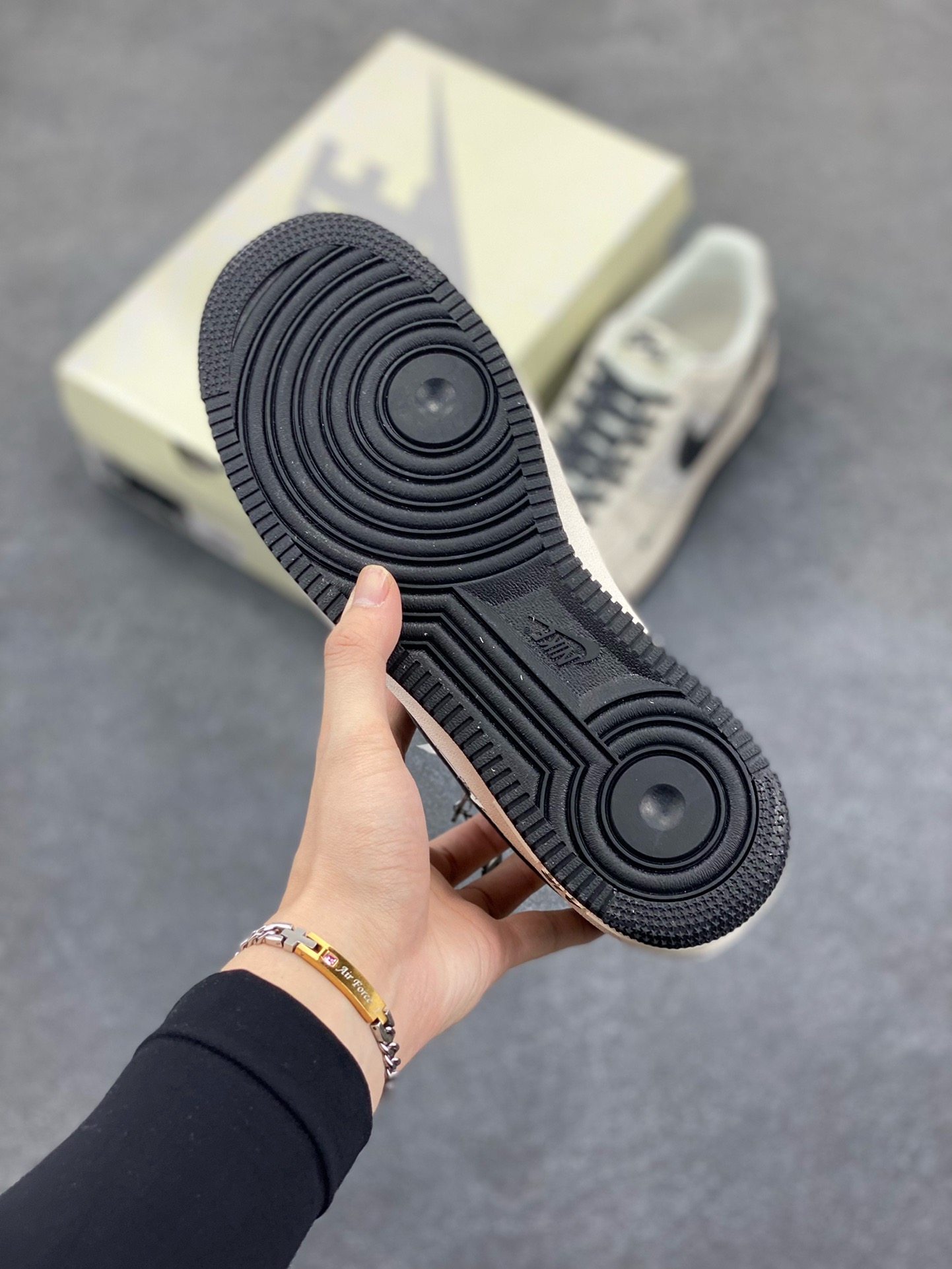 图片[5]-福利特价 NIke Air Force 1 \’07 Low “NIKE联名——米黑多重勾”空军一号 低帮 运动鞋 休闲鞋 折边针车 工艺难度大 原楦头原纸板 原装鞋盒 定制五金配件 内置全掌气垫 原厂鞋底 货号：HH7518-068 尺码：36 36.5 37.5 38 38.5 39 40 40.5 41 42 42.5 43 44 44.5 45-选品中心