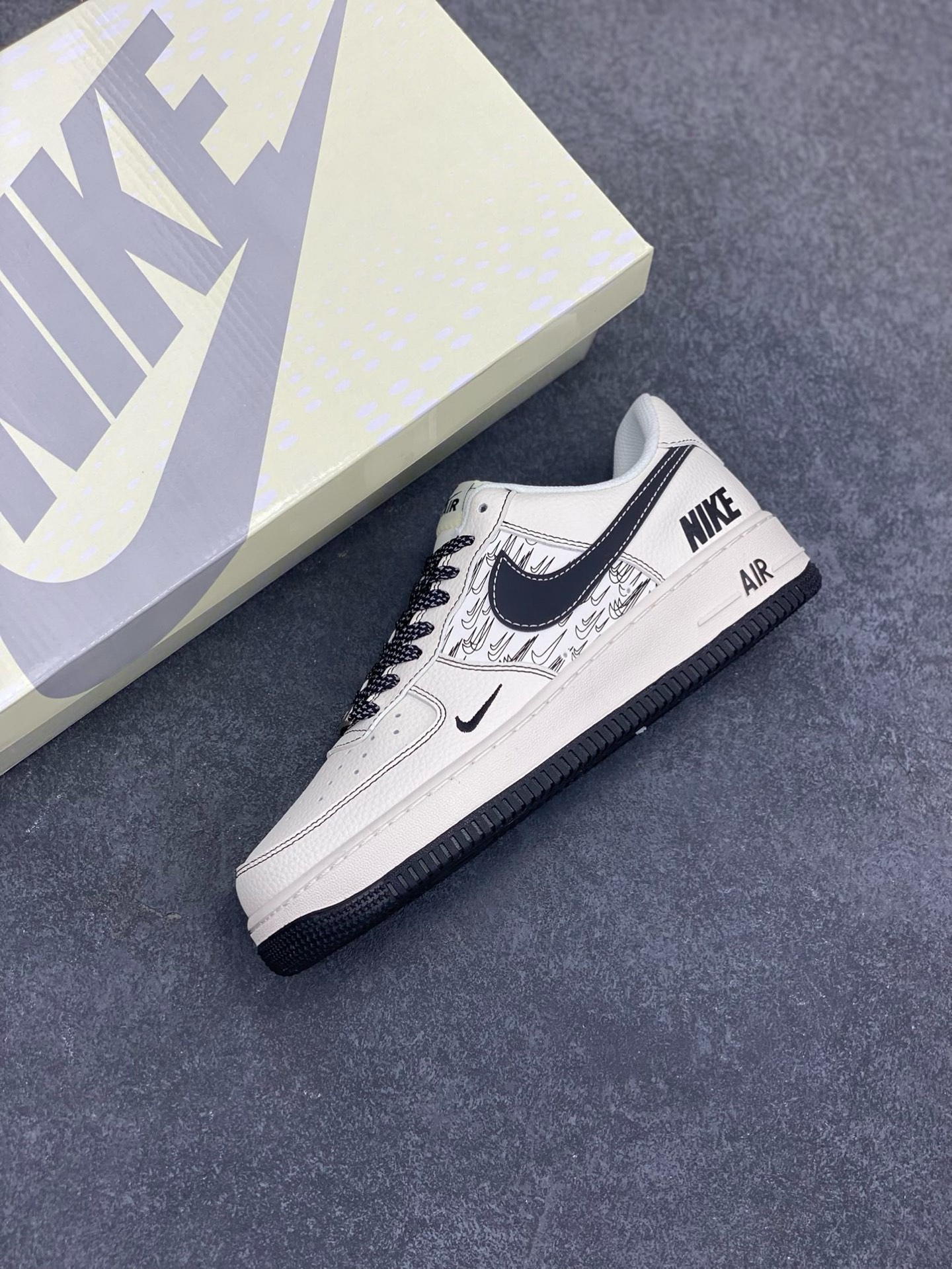 图片[7]-福利特价 NIke Air Force 1 \’07 Low “NIKE联名——米黑多重勾”空军一号 低帮 运动鞋 休闲鞋 折边针车 工艺难度大 原楦头原纸板 原装鞋盒 定制五金配件 内置全掌气垫 原厂鞋底 货号：HH7518-068 尺码：36 36.5 37.5 38 38.5 39 40 40.5 41 42 42.5 43 44 44.5 45-选品中心