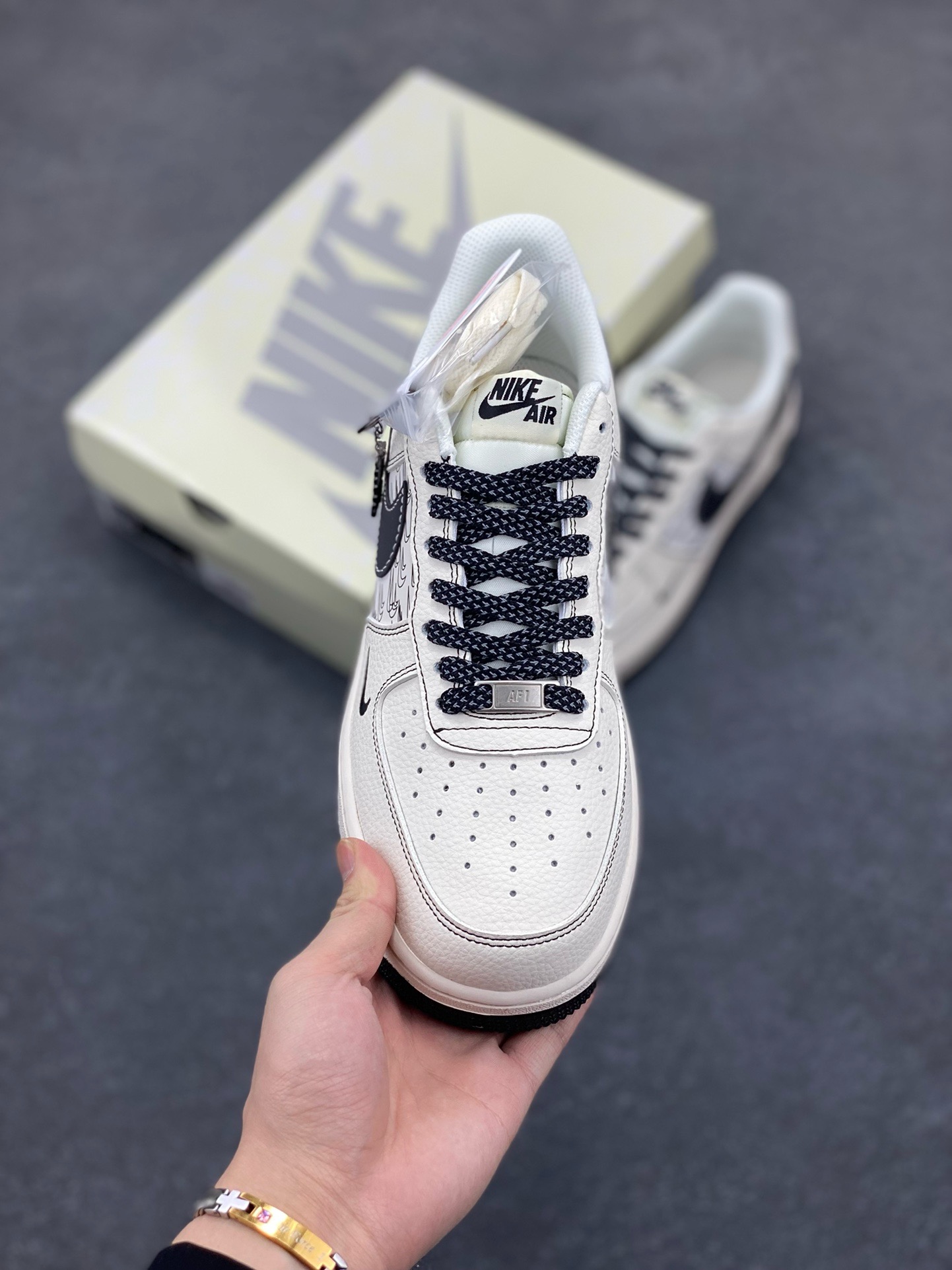 图片[2]-福利特价 NIke Air Force 1 \’07 Low “NIKE联名——米黑多重勾”空军一号 低帮 运动鞋 休闲鞋 折边针车 工艺难度大 原楦头原纸板 原装鞋盒 定制五金配件 内置全掌气垫 原厂鞋底 货号：HH7518-068 尺码：36 36.5 37.5 38 38.5 39 40 40.5 41 42 42.5 43 44 44.5 45-选品中心