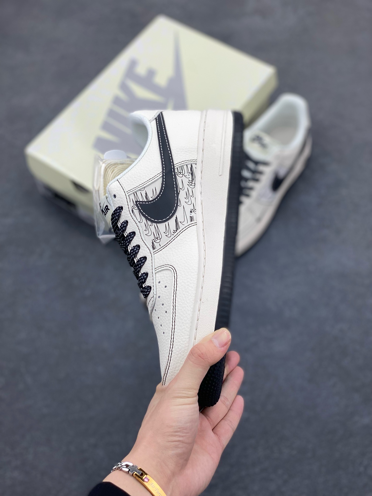 图片[3]-福利特价 NIke Air Force 1 \’07 Low “NIKE联名——米黑多重勾”空军一号 低帮 运动鞋 休闲鞋 折边针车 工艺难度大 原楦头原纸板 原装鞋盒 定制五金配件 内置全掌气垫 原厂鞋底 货号：HH7518-068 尺码：36 36.5 37.5 38 38.5 39 40 40.5 41 42 42.5 43 44 44.5 45-选品中心