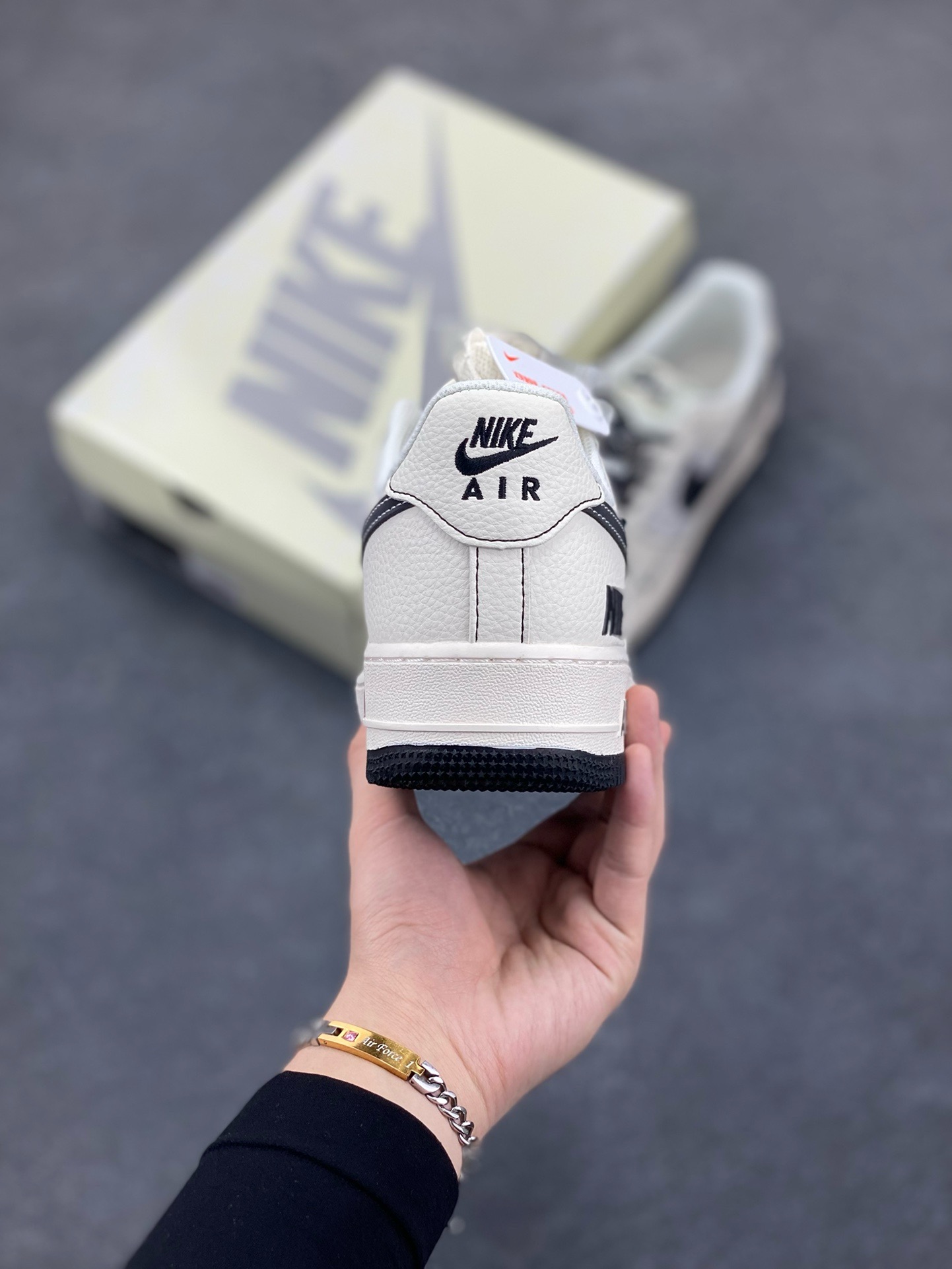 图片[4]-福利特价 NIke Air Force 1 \’07 Low “NIKE联名——米黑多重勾”空军一号 低帮 运动鞋 休闲鞋 折边针车 工艺难度大 原楦头原纸板 原装鞋盒 定制五金配件 内置全掌气垫 原厂鞋底 货号：HH7518-068 尺码：36 36.5 37.5 38 38.5 39 40 40.5 41 42 42.5 43 44 44.5 45-选品中心