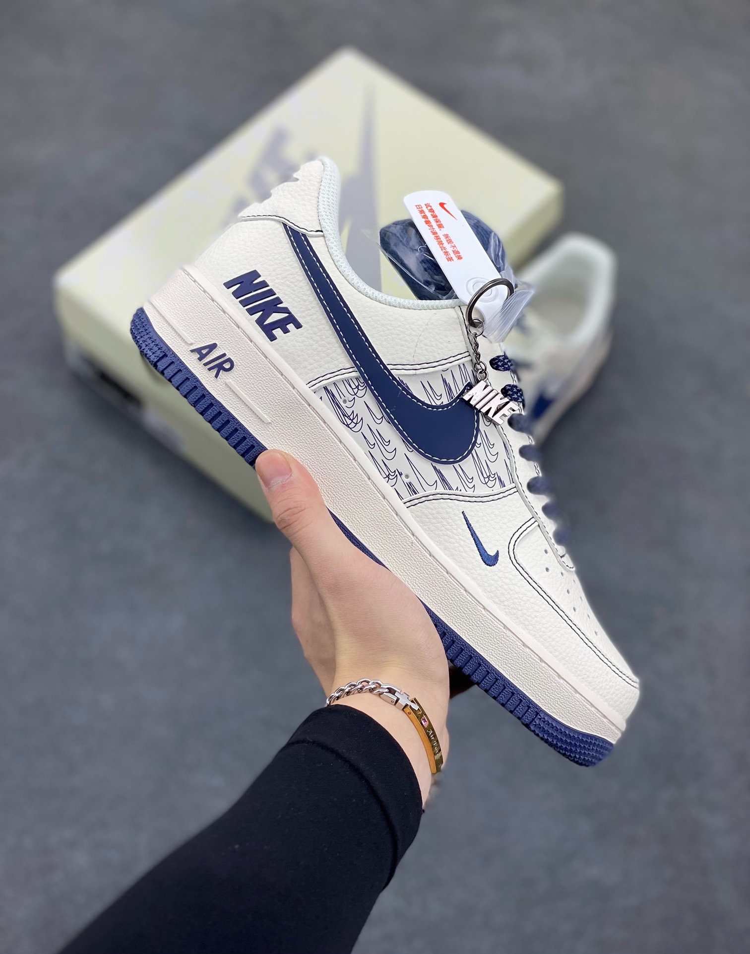 福利特价 NIke Air Force 1 \’07 Low “NIKE联名——深蓝多重勾”空军一号 低帮 运动鞋 休闲鞋 折边针车 工艺难度大 原楦头原纸板 原装鞋盒 定制五金配件 内置全掌气垫 原厂鞋底 货号：HH7518-069 尺码：36 36.5 37.5 38 38.5 39 40 40.5 41 42 42.5 43 44 44.5 45-选品中心