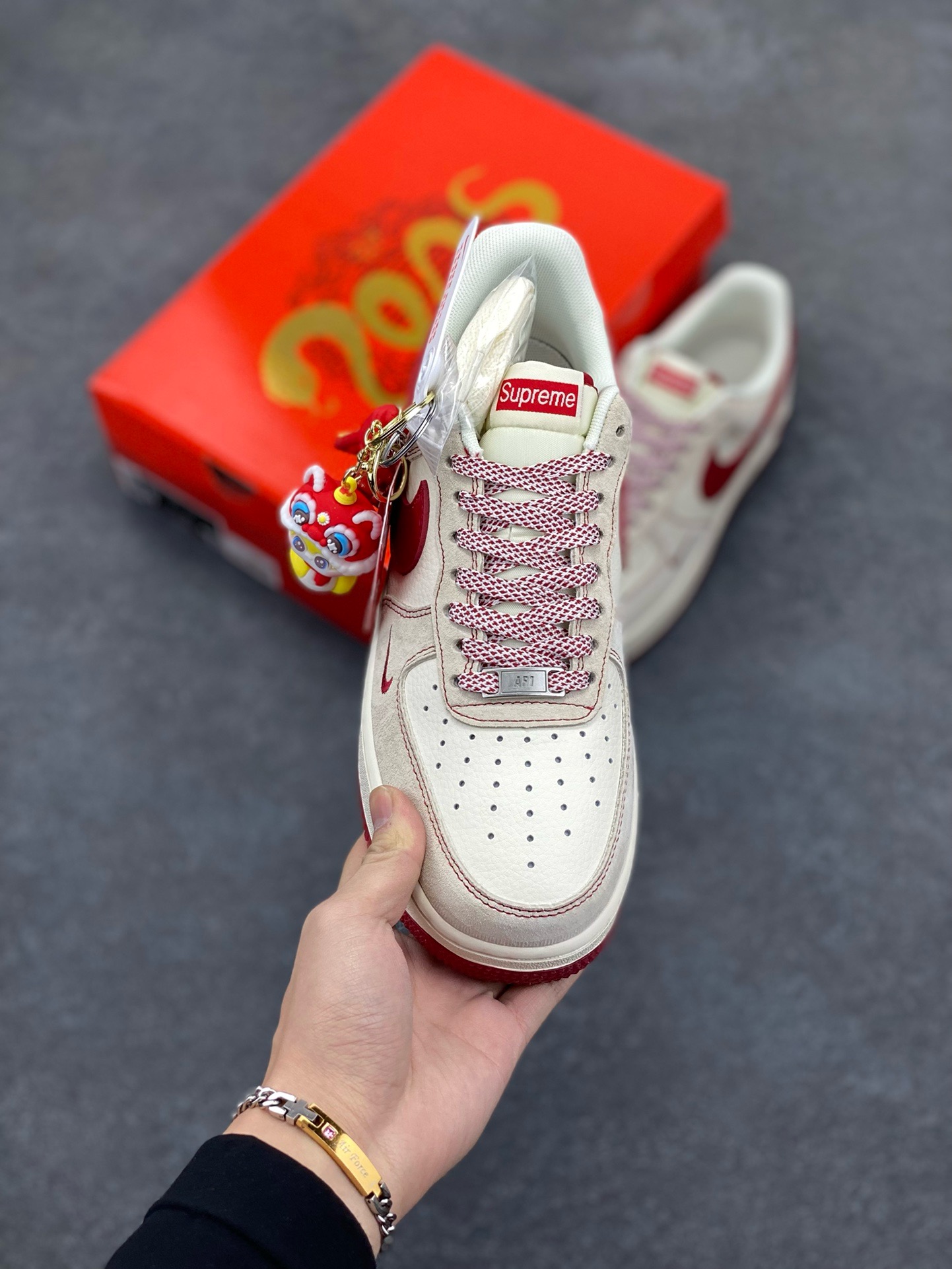图片[2]-福利特价 NIke Air Force 1 \’07 Low “Supreme联名 蛇年限定——红蛇纹勾”空军一号 低帮 运动鞋 休闲鞋 折边针车 工艺难度大 原楦头原纸板 原装鞋盒 定制五金配件 内置全掌气垫 原厂鞋底 货号：HH7518-032 尺码：36 36.5 37.5 38 38.5 39 40 40.5 41 42 42.5 43 44 44.5 45-选品中心