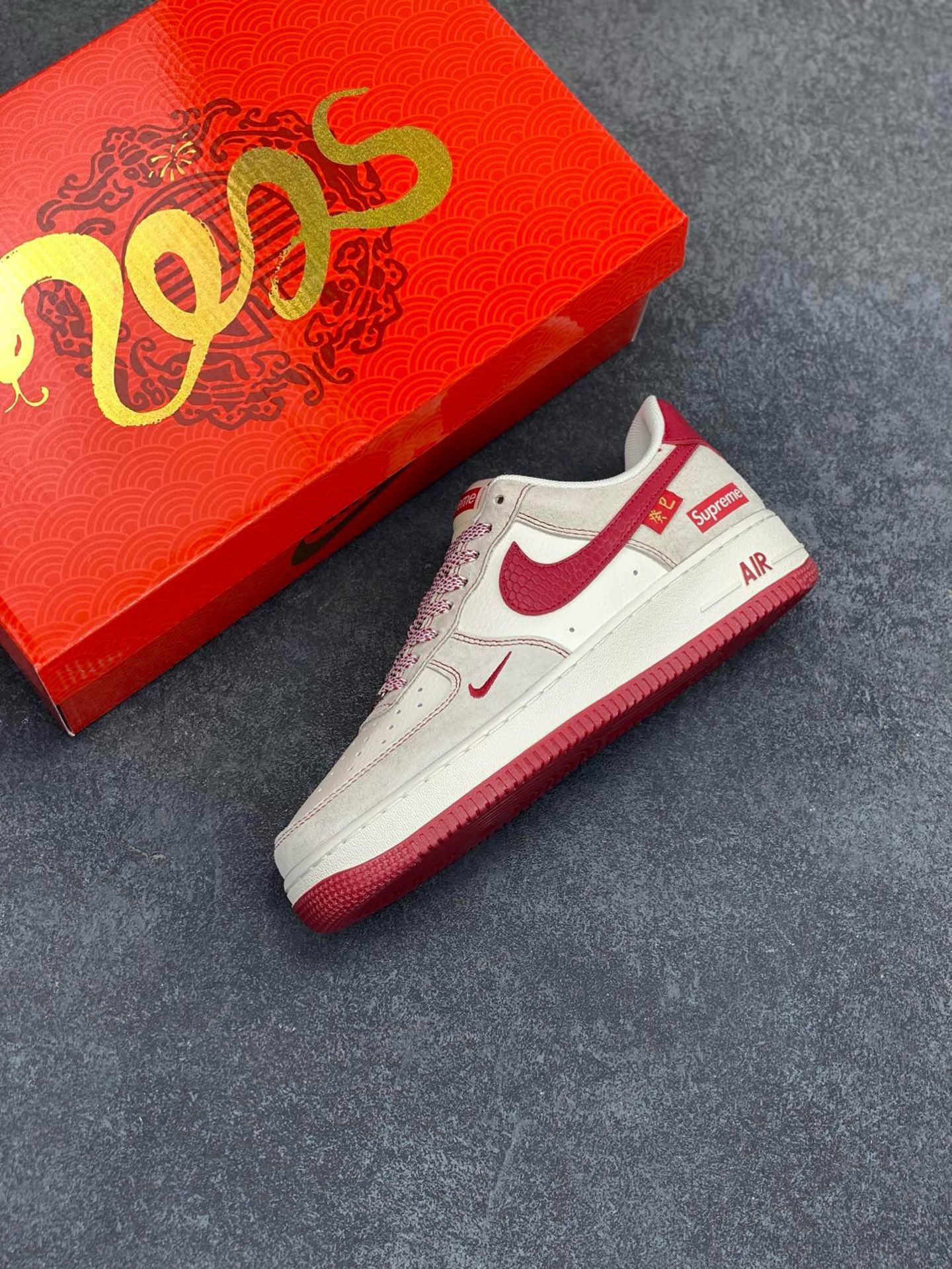 图片[7]-福利特价 NIke Air Force 1 \’07 Low “Supreme联名 蛇年限定——红蛇纹勾”空军一号 低帮 运动鞋 休闲鞋 折边针车 工艺难度大 原楦头原纸板 原装鞋盒 定制五金配件 内置全掌气垫 原厂鞋底 货号：HH7518-032 尺码：36 36.5 37.5 38 38.5 39 40 40.5 41 42 42.5 43 44 44.5 45-选品中心