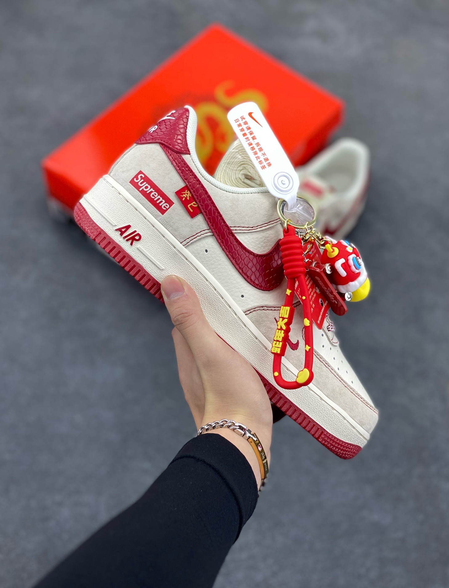 福利特价 NIke Air Force 1 \’07 Low “Supreme联名 蛇年限定——红蛇纹勾”空军一号 低帮 运动鞋 休闲鞋 折边针车 工艺难度大 原楦头原纸板 原装鞋盒 定制五金配件 内置全掌气垫 原厂鞋底 货号：HH7518-032 尺码：36 36.5 37.5 38 38.5 39 40 40.5 41 42 42.5 43 44 44.5 45-选品中心