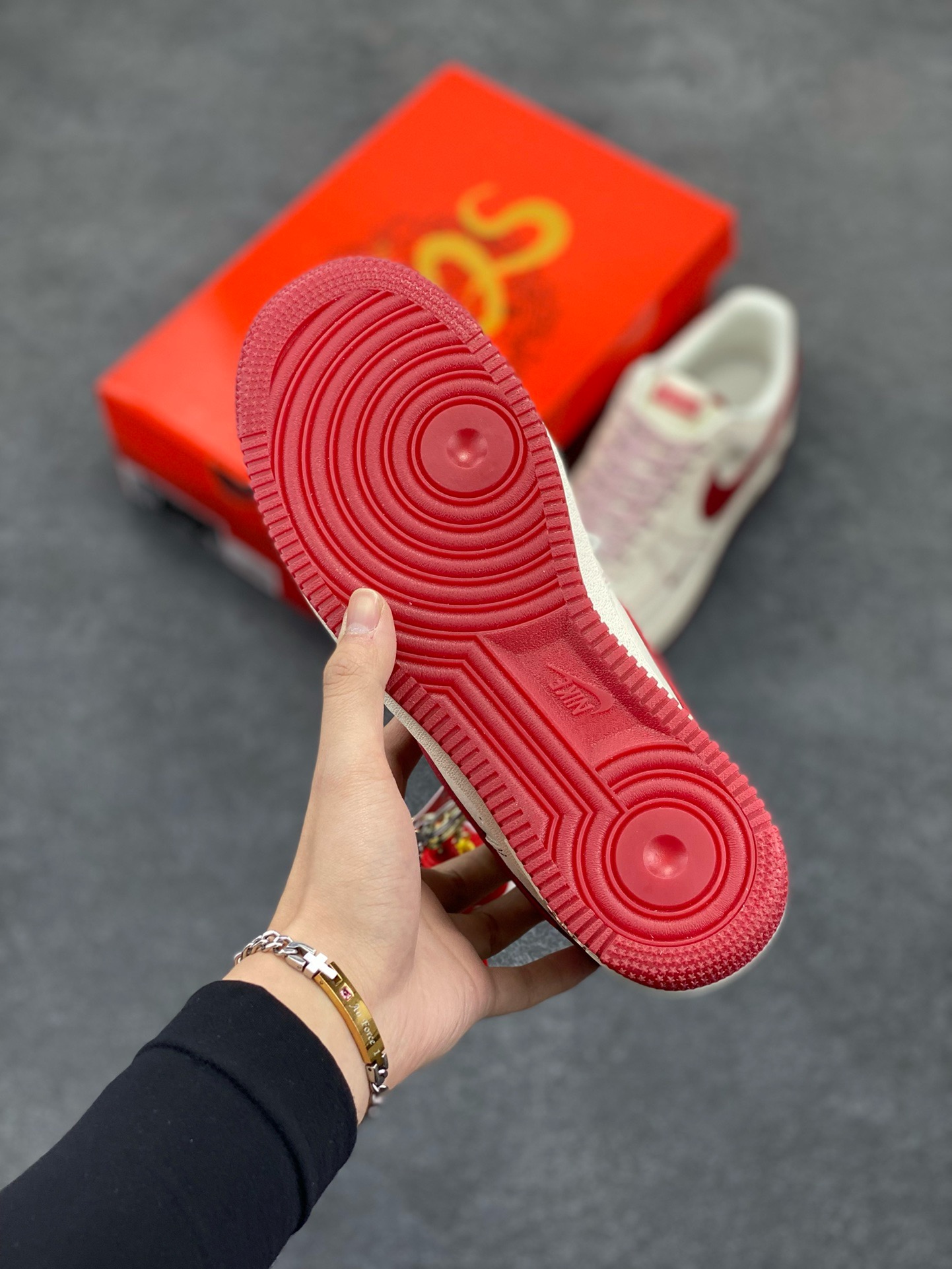 图片[5]-福利特价 NIke Air Force 1 \’07 Low “Supreme联名 蛇年限定——红蛇纹勾”空军一号 低帮 运动鞋 休闲鞋 折边针车 工艺难度大 原楦头原纸板 原装鞋盒 定制五金配件 内置全掌气垫 原厂鞋底 货号：HH7518-032 尺码：36 36.5 37.5 38 38.5 39 40 40.5 41 42 42.5 43 44 44.5 45-选品中心