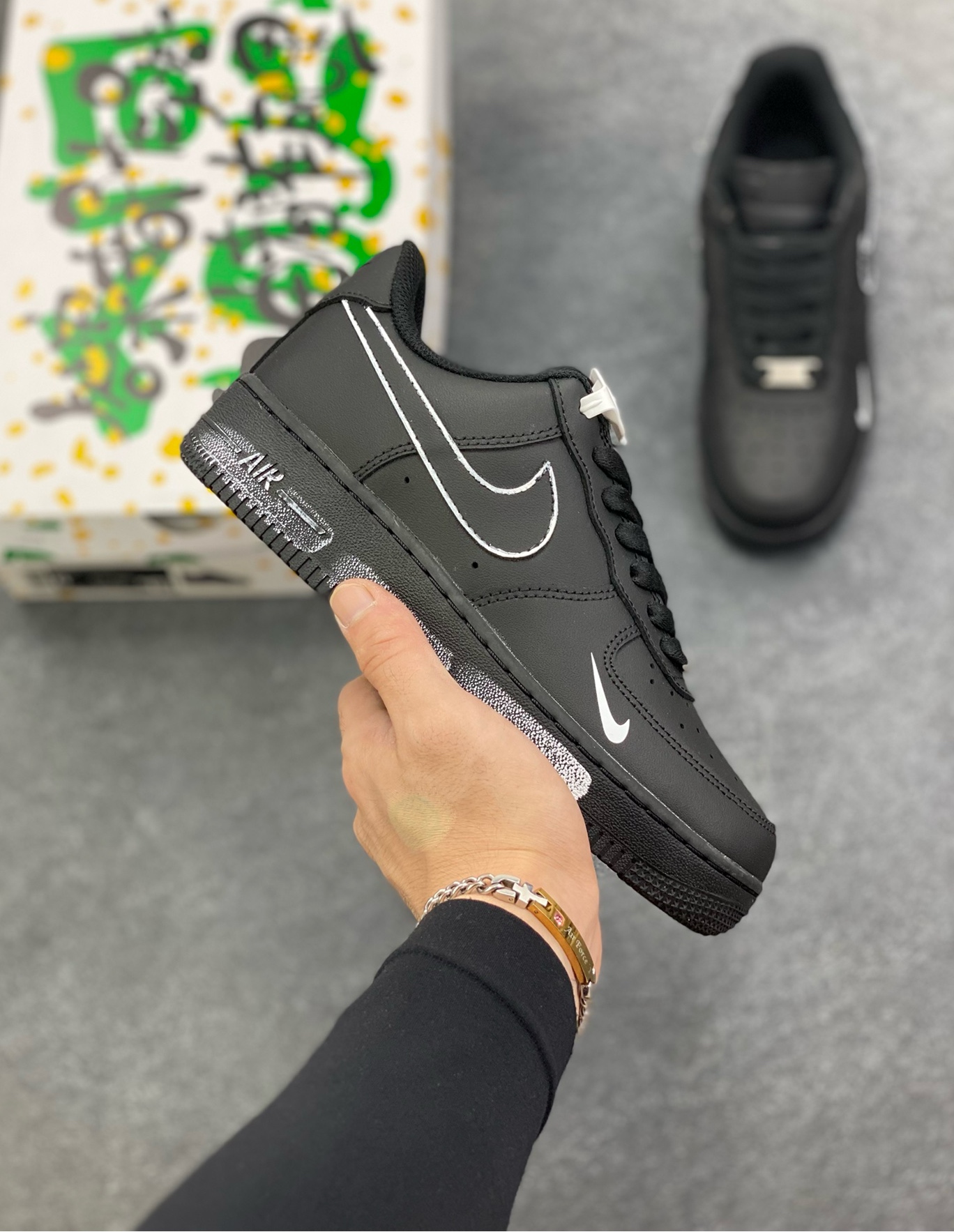 “黑暗物质”✨订制空军一号板鞋 该定制版球鞋选用原鞋款为Nike Air Force 1\’07空军一号低帮，灵感来源黑白撞色为主题,线条涂鸦作装饰显得整双鞋个性不羁，黑与白的永恒博弈,演绎冲突与平衡、纯粹与复杂的双重性。整体时尚潮流,适用于各种场合穿搭。定制球鞋均为纯手工定制,每双鞋会存在一定细微差异。 货号：CZ2288-111 尺码：36 36.5 37.5 38 38.5 39 40 40.5 41 42 42.5 43 44 44.5 45-选品中心