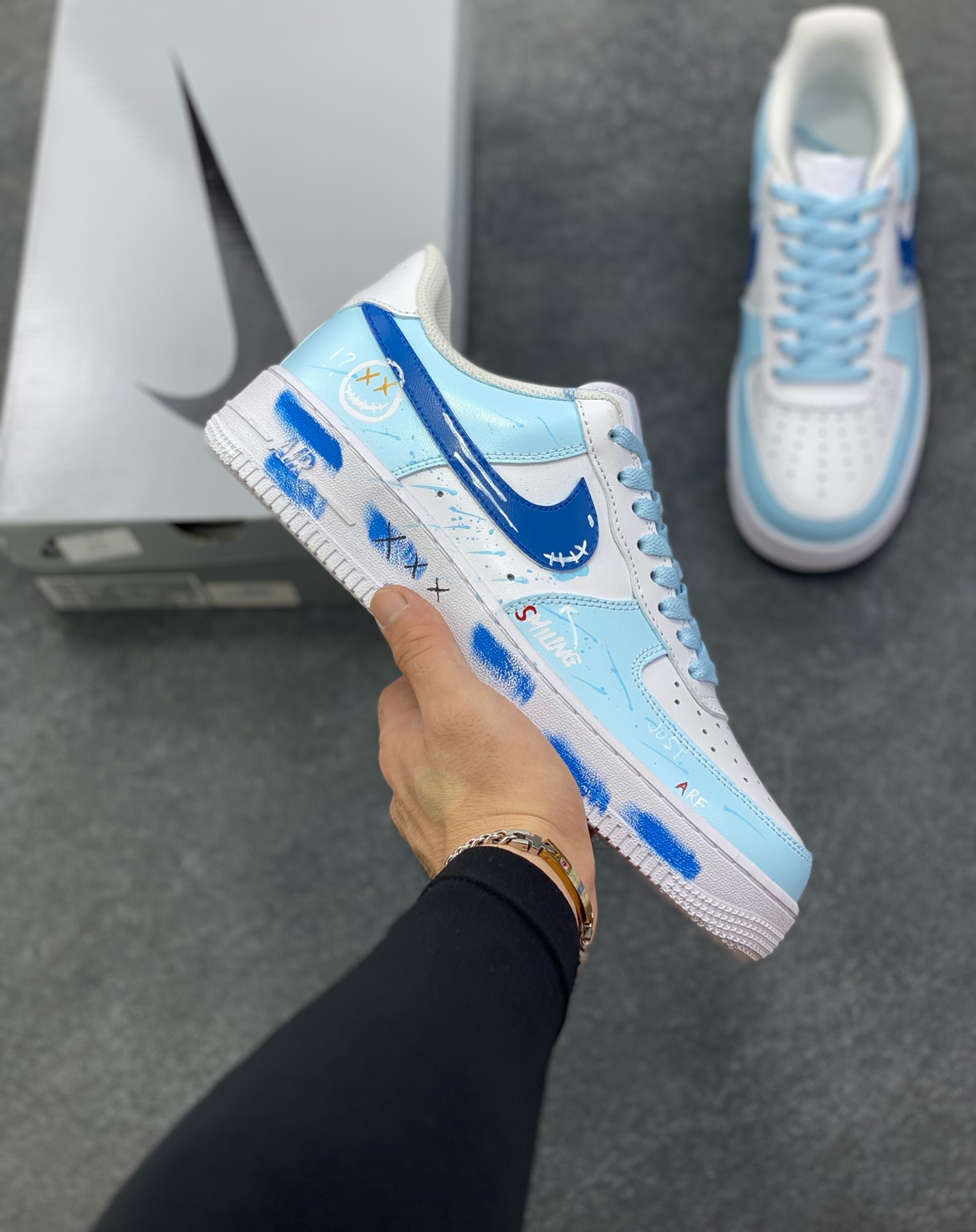 【定制球鞋】Nike Air Force 1 涂鸦世界 嘻哈潮流 个性 防滑耐磨轻便 低帮 板鞋 男女同款 天蓝色色折边针车 工艺难度大 原楦头原纸板 原装鞋盒 定制五金配件 内置全掌气垫 原厂鞋底 货号：CW2288-111 尺码：36 36.5 37.5 38 38.5 39 40 40.5 41 42 42.5 43 44 44.5 45-选品中心