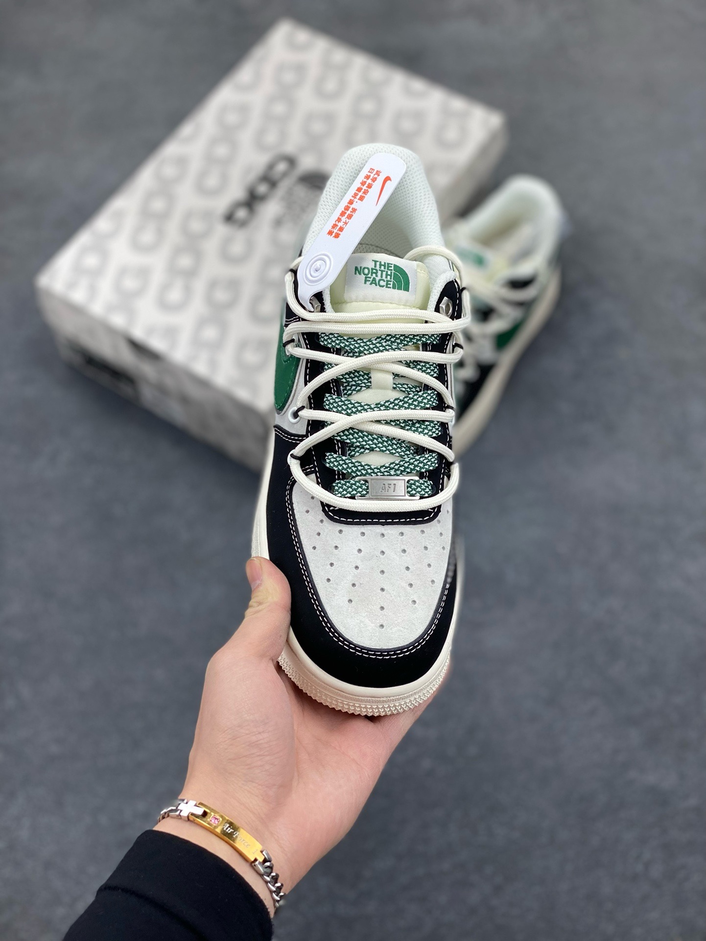 图片[2]-福利特价 Nike Air Force 1 \’07 Low “北面联名——黑绿银抽绳”空军一号 高端定制 低帮 运动鞋 休闲鞋 折边针车 工艺难度大 原楦头原纸板 原装鞋盒 定制五金配件 内置全掌气垫 原厂鞋底 货号：SJ1198-110 尺码：36 36.5 37.5 38 38.5 39 40 40.5 41 42 42.5 43 44 44.5 45-选品中心