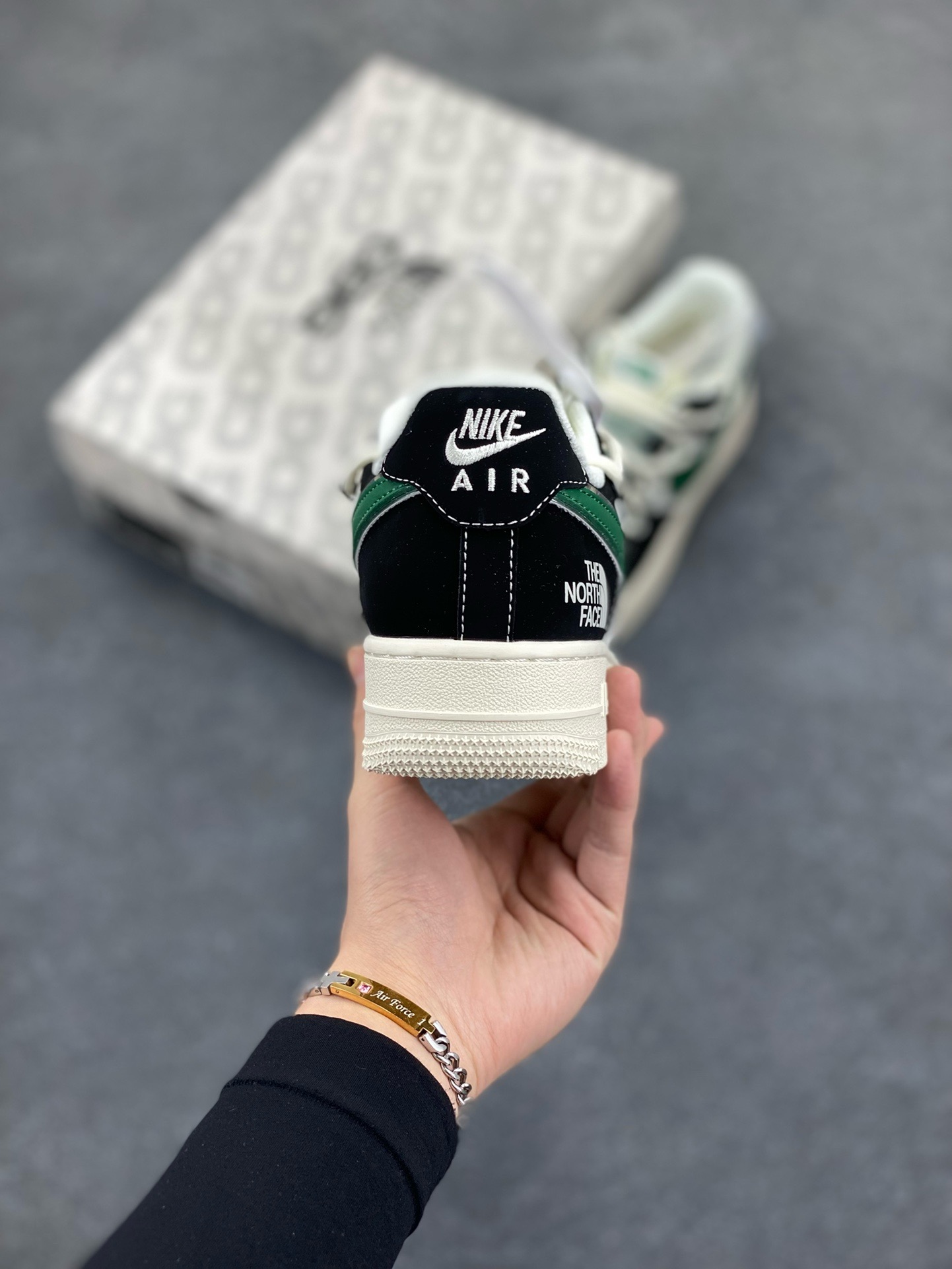 图片[4]-福利特价 Nike Air Force 1 \’07 Low “北面联名——黑绿银抽绳”空军一号 高端定制 低帮 运动鞋 休闲鞋 折边针车 工艺难度大 原楦头原纸板 原装鞋盒 定制五金配件 内置全掌气垫 原厂鞋底 货号：SJ1198-110 尺码：36 36.5 37.5 38 38.5 39 40 40.5 41 42 42.5 43 44 44.5 45-选品中心