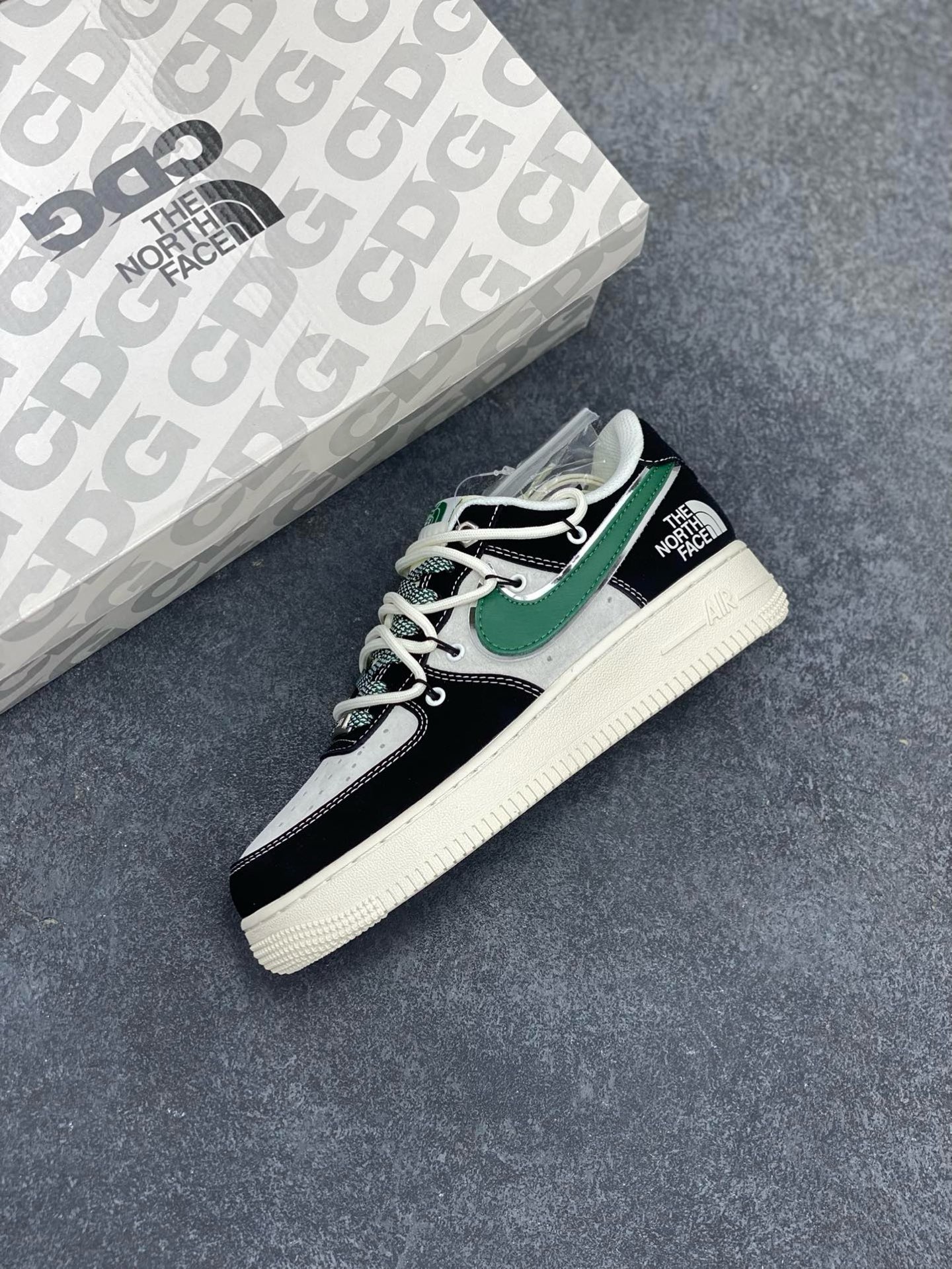图片[7]-福利特价 Nike Air Force 1 \’07 Low “北面联名——黑绿银抽绳”空军一号 高端定制 低帮 运动鞋 休闲鞋 折边针车 工艺难度大 原楦头原纸板 原装鞋盒 定制五金配件 内置全掌气垫 原厂鞋底 货号：SJ1198-110 尺码：36 36.5 37.5 38 38.5 39 40 40.5 41 42 42.5 43 44 44.5 45-选品中心
