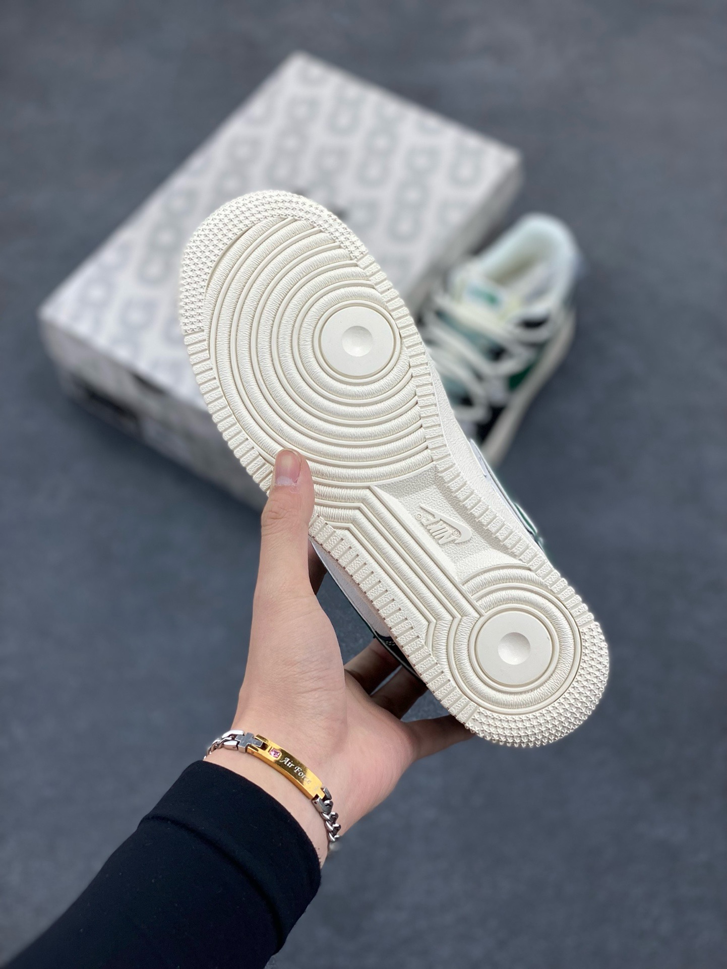 图片[5]-福利特价 Nike Air Force 1 \’07 Low “北面联名——黑绿银抽绳”空军一号 高端定制 低帮 运动鞋 休闲鞋 折边针车 工艺难度大 原楦头原纸板 原装鞋盒 定制五金配件 内置全掌气垫 原厂鞋底 货号：SJ1198-110 尺码：36 36.5 37.5 38 38.5 39 40 40.5 41 42 42.5 43 44 44.5 45-选品中心