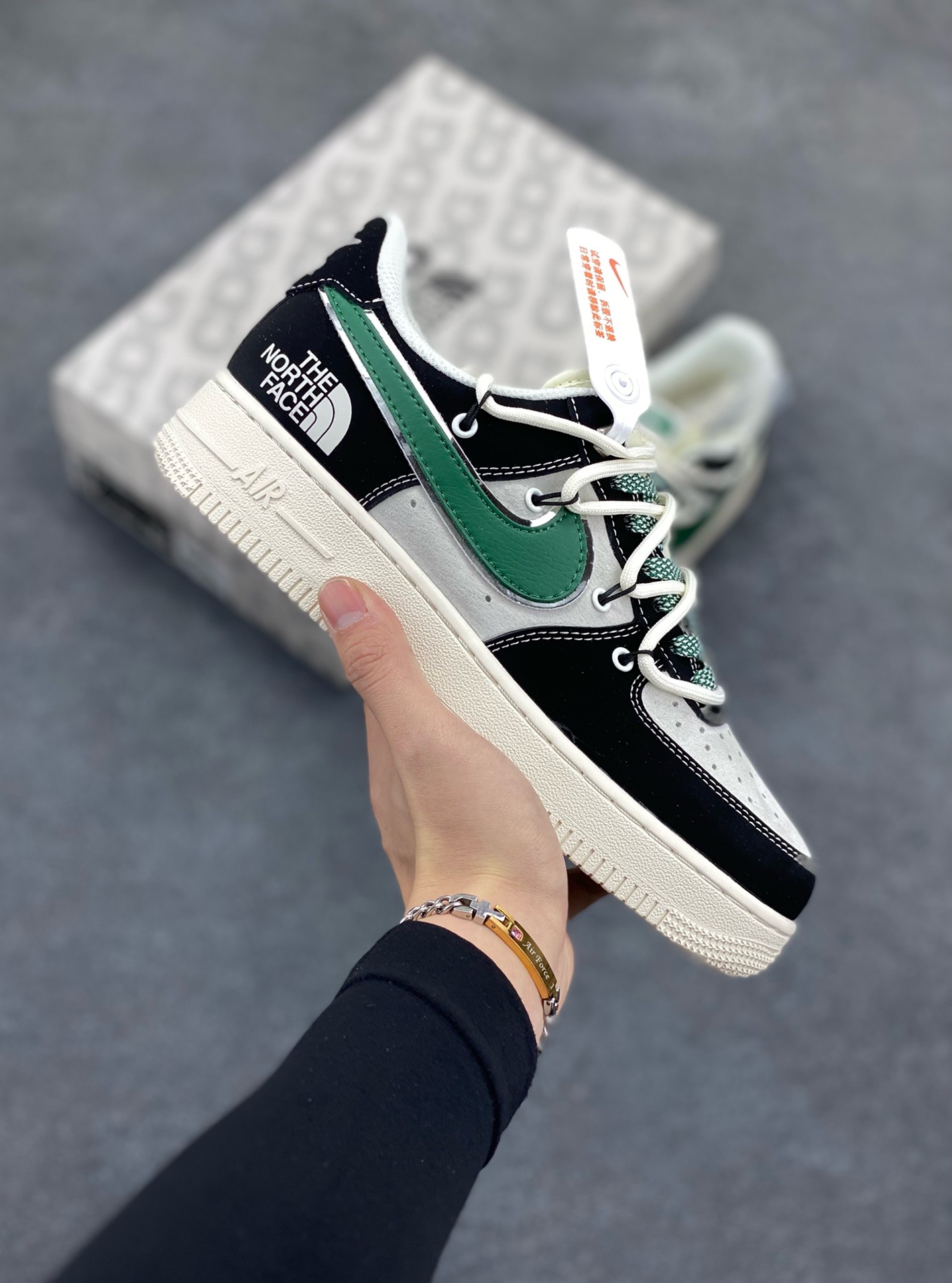 福利特价 Nike Air Force 1 \'07 Low “北面联名——黑绿银抽绳”空军一号 高端定制 低帮 运动鞋 休闲鞋 折边针车 工艺难度大 原楦头原纸板 原装鞋盒 定制五金配件 内置全掌气垫 原厂鞋底 货号：SJ1198-110 尺码：36 36.5 37.5 38 38.5 39 40 40.5 41 42 42.5 43 44 44.5 45-选品中心