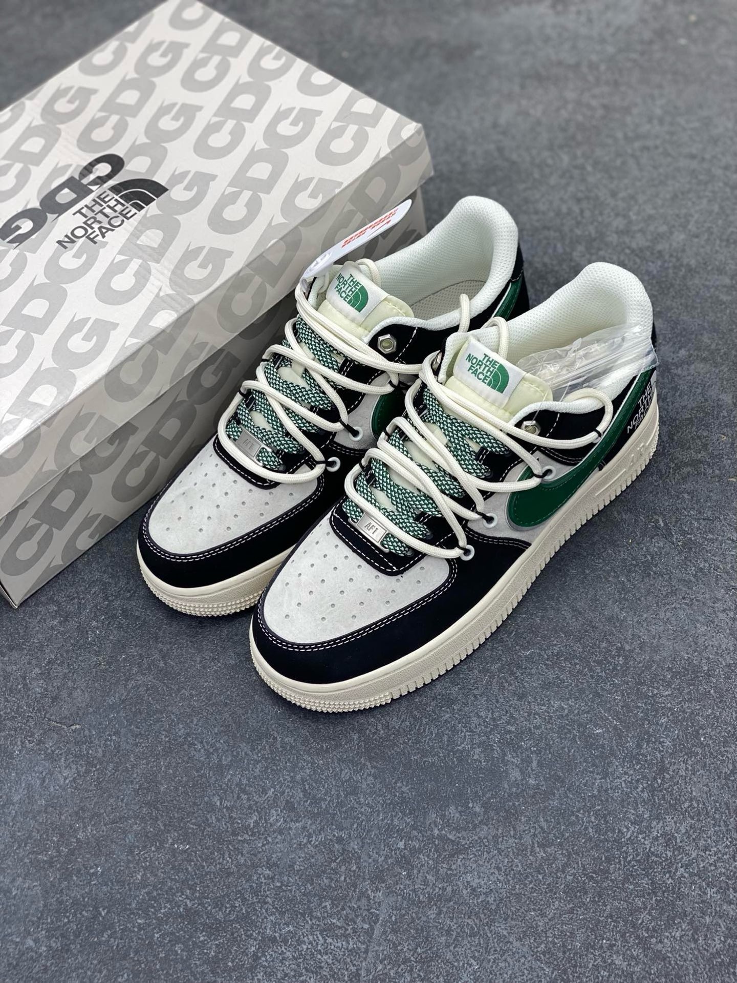图片[8]-福利特价 Nike Air Force 1 \’07 Low “北面联名——黑绿银抽绳”空军一号 高端定制 低帮 运动鞋 休闲鞋 折边针车 工艺难度大 原楦头原纸板 原装鞋盒 定制五金配件 内置全掌气垫 原厂鞋底 货号：SJ1198-110 尺码：36 36.5 37.5 38 38.5 39 40 40.5 41 42 42.5 43 44 44.5 45-选品中心