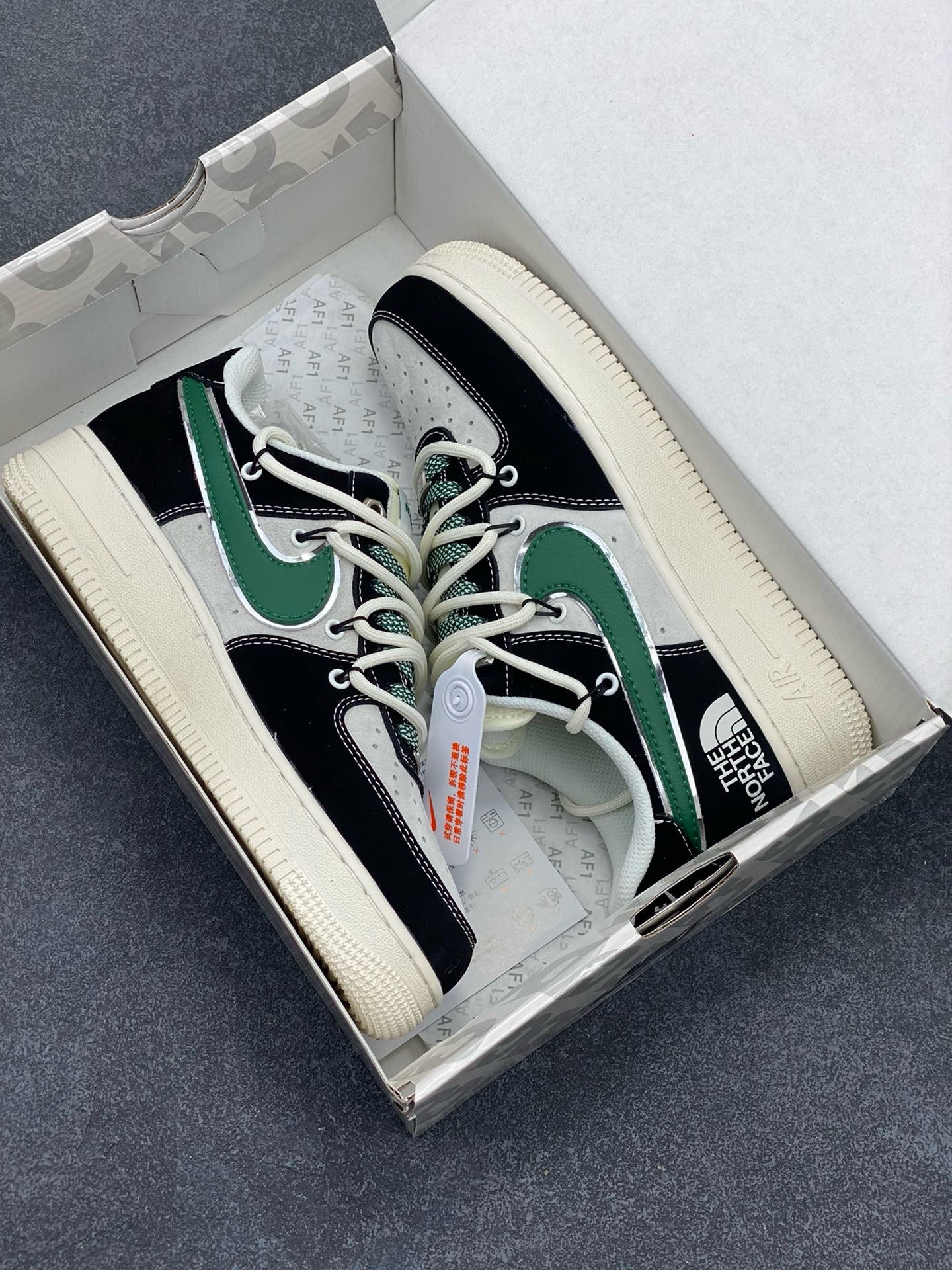图片[9]-福利特价 Nike Air Force 1 \’07 Low “北面联名——黑绿银抽绳”空军一号 高端定制 低帮 运动鞋 休闲鞋 折边针车 工艺难度大 原楦头原纸板 原装鞋盒 定制五金配件 内置全掌气垫 原厂鞋底 货号：SJ1198-110 尺码：36 36.5 37.5 38 38.5 39 40 40.5 41 42 42.5 43 44 44.5 45-选品中心