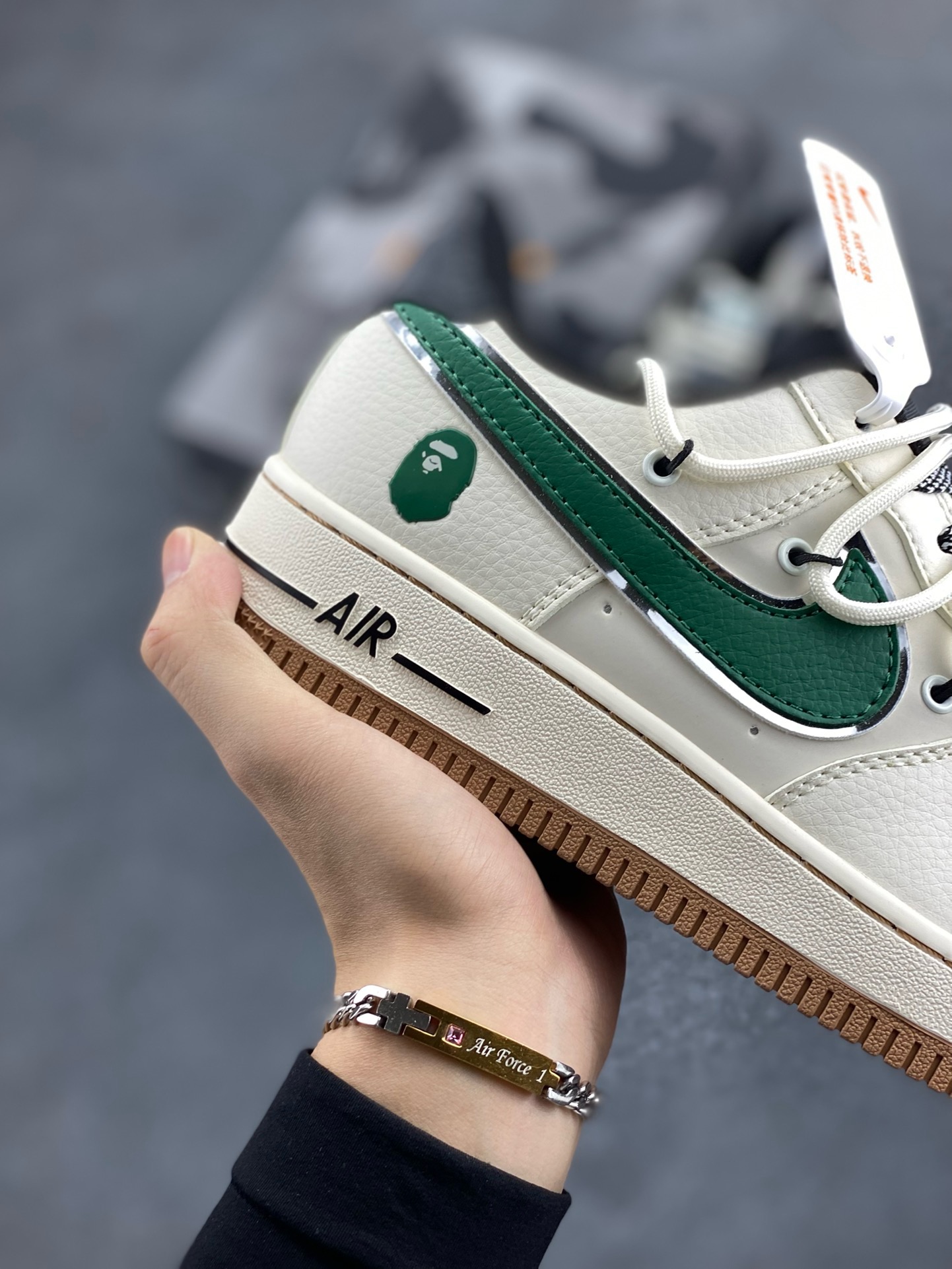 图片[6]-福利特价 Nike Air Force 1 \’07 Low “Bape联名——绿银生胶抽绳”空军一号 高端定制 低帮 运动鞋 休闲鞋 折边针车 工艺难度大 原楦头原纸板 原装鞋盒 定制五金配件 内置全掌气垫 原厂鞋底 货号：SJ1198-100 尺码：36 36.5 37.5 38 38.5 39 40 40.5 41 42 42.5 43 44 44.5 45-选品中心